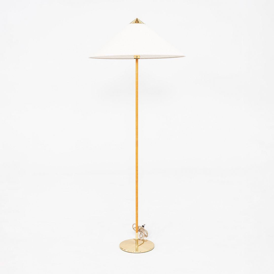 Questa è una lampada da terra 9602, originariamente progettata da Paavo Tynell nel 1938 per l'hotel Aulanko. Questo particolare esemplare è stato prodotto da Gubi in Danimarca nel 2024. Comunemente chiamata 