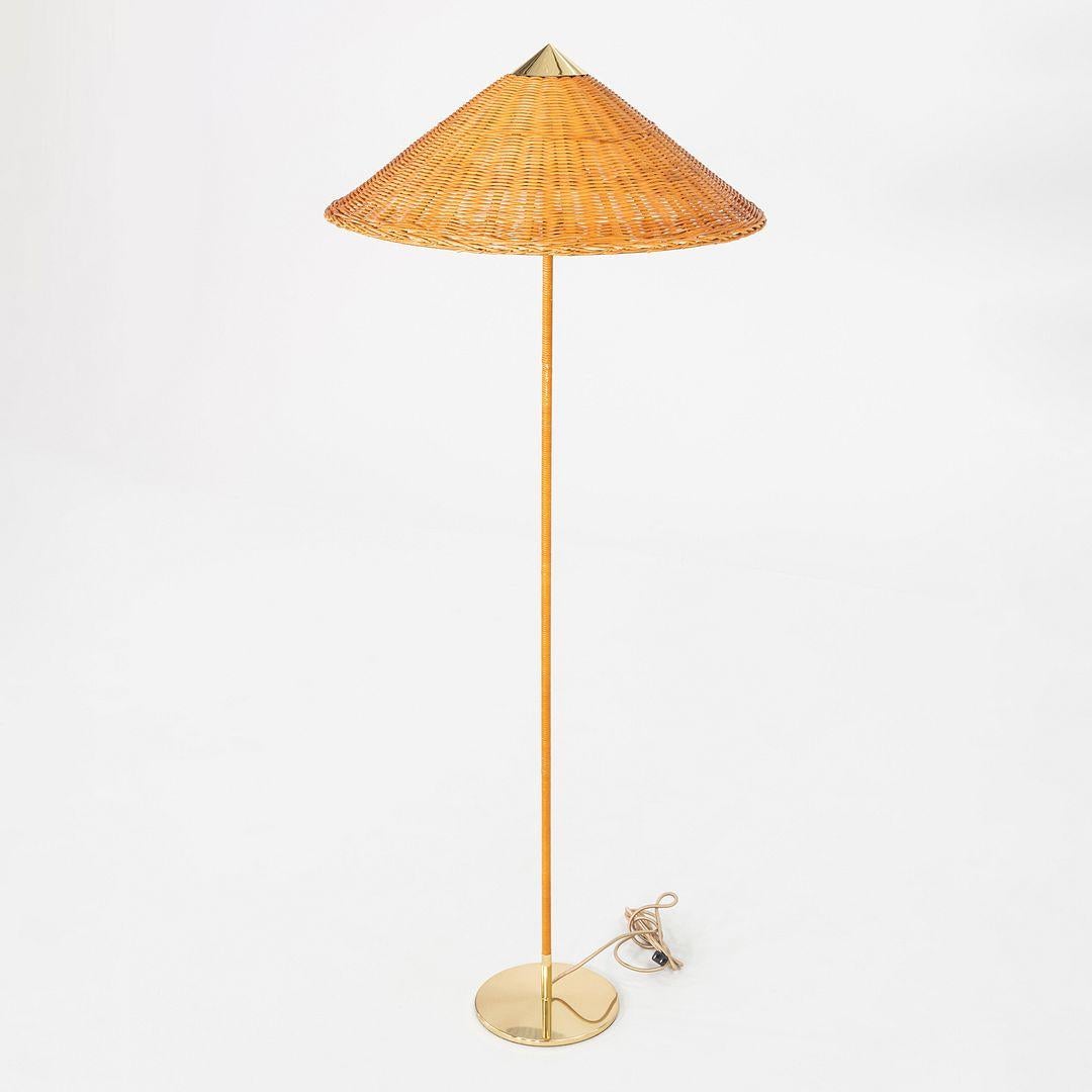 Questa è una lampada da terra 9602, originariamente progettata da Paavo Tynell nel 1938 per l'hotel Aulanko. Questo particolare esemplare è stato prodotto da Gubi in Danimarca nel 2024. Comunemente chiamata 