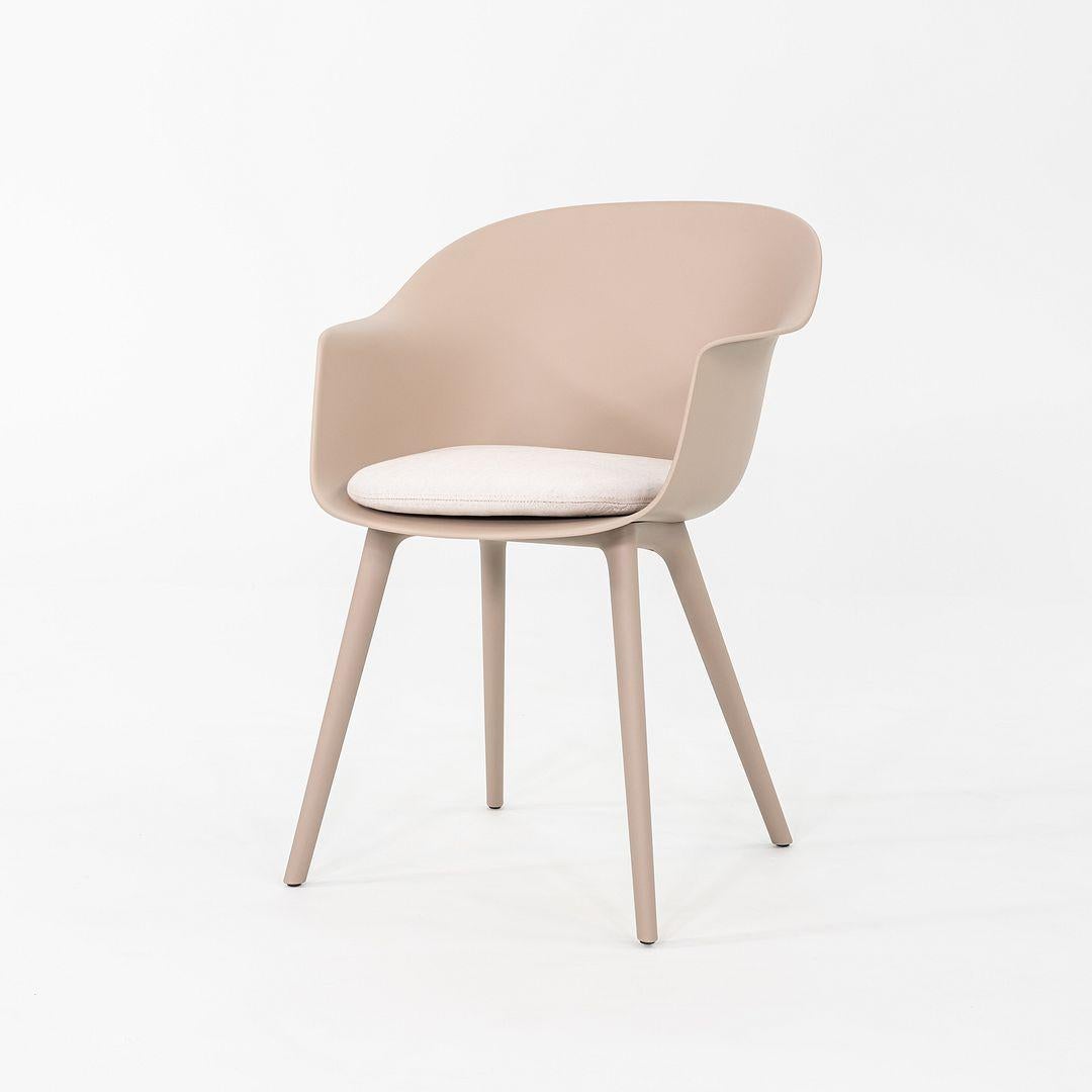 Questa è una coppia di Bat Outdoor Dining Chairs, originariamente disegnata da GamFratesi per Gubi nel 2018. Questi particolari esemplari sono stati prodotti in Italia nel 2024. Sono costituite da un composito di plastica riciclata di colore beige e