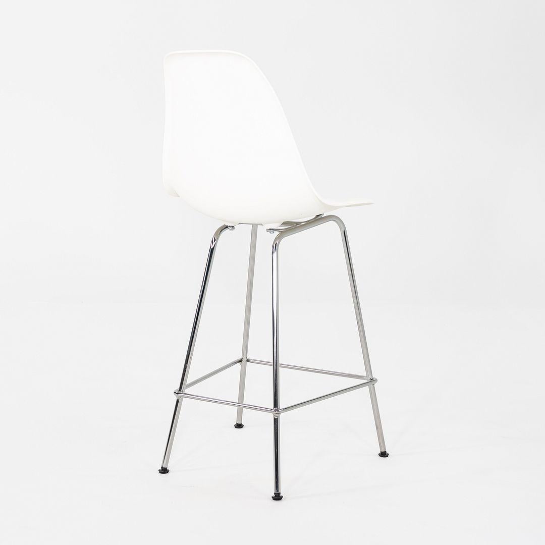Contemporary 2024 Pair of Herman Miller Eames Plastic Counter Stools with Chrome Bases For Sale
