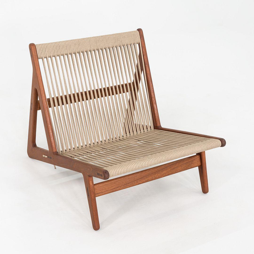 Il s'agit des chaises longues initiales MR01, conçues à l'origine par Mathias Rasmussen pour Gubi en 2019. Ces exemples particuliers ont été produits au Danemark en 2024. Leur conception se compose d'un cadre en iroko massif avec une assise et un