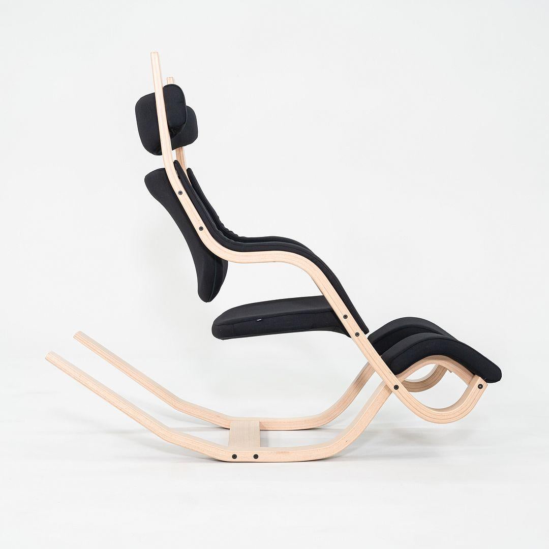 Se trata de una tumbona Gravity, diseñada originalmente por Peter Opsvik en 1983. Este ejemplar en concreto fue fabricado por Varier en Noruega durante 2024. La silla está hecha de madera contrachapada de haya moldeada, recubierta de chapa de