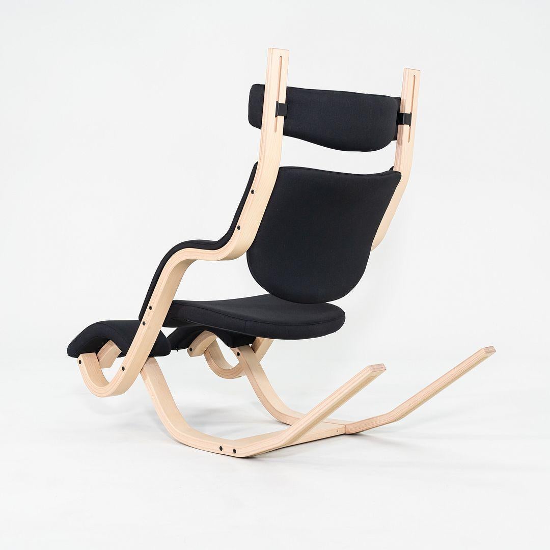 2024 Peter Opsvik para Varier Gravity Sillón Balans Negro con Haya en Excelente Estado en Philadelphia, PA