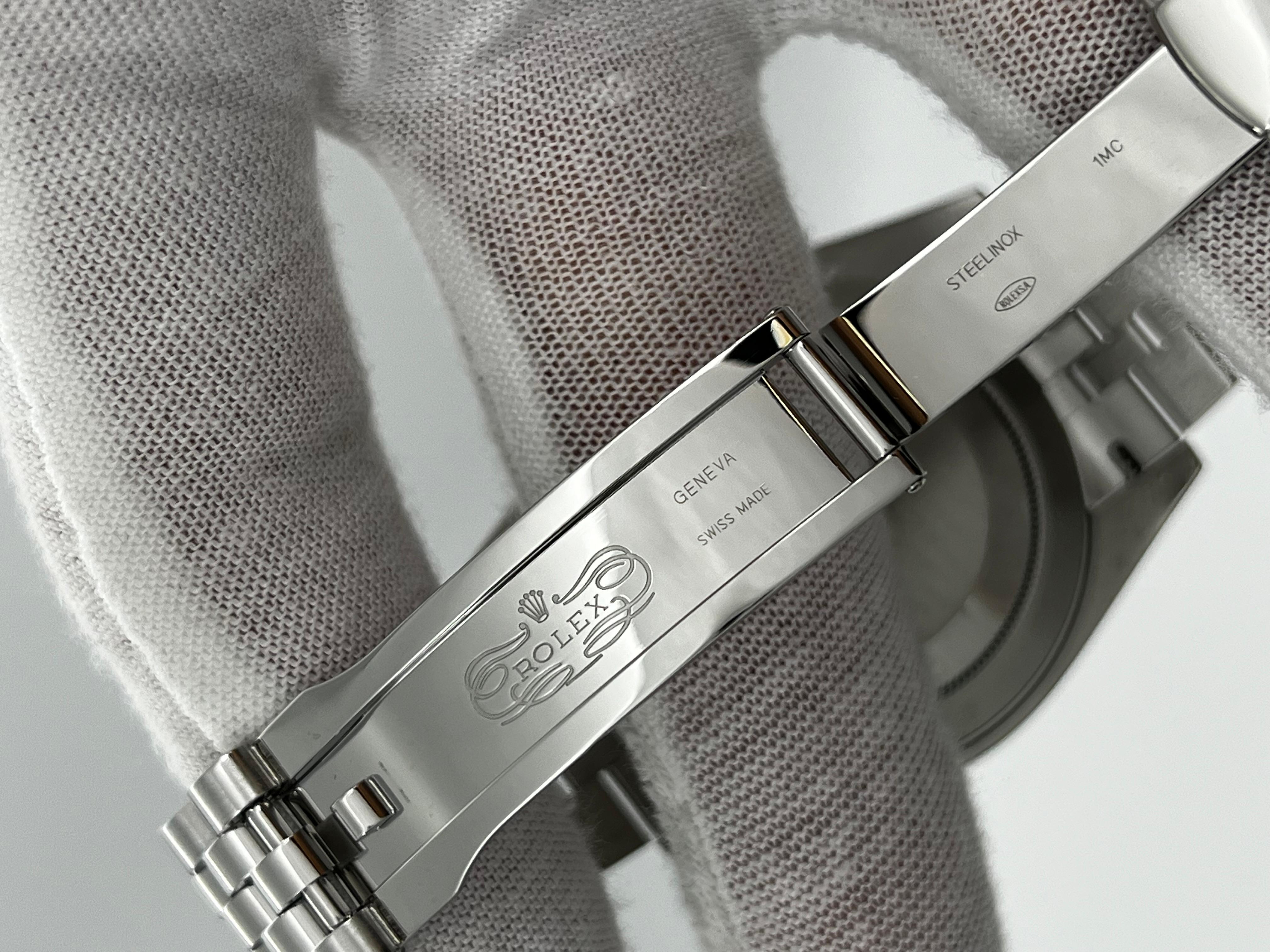 Rolex 126300 Jubiläum Datejust 41 Blaues Zifferblatt Edelstahl Box Papiere 2024 im Zustand „Hervorragend“ in San Diego, CA