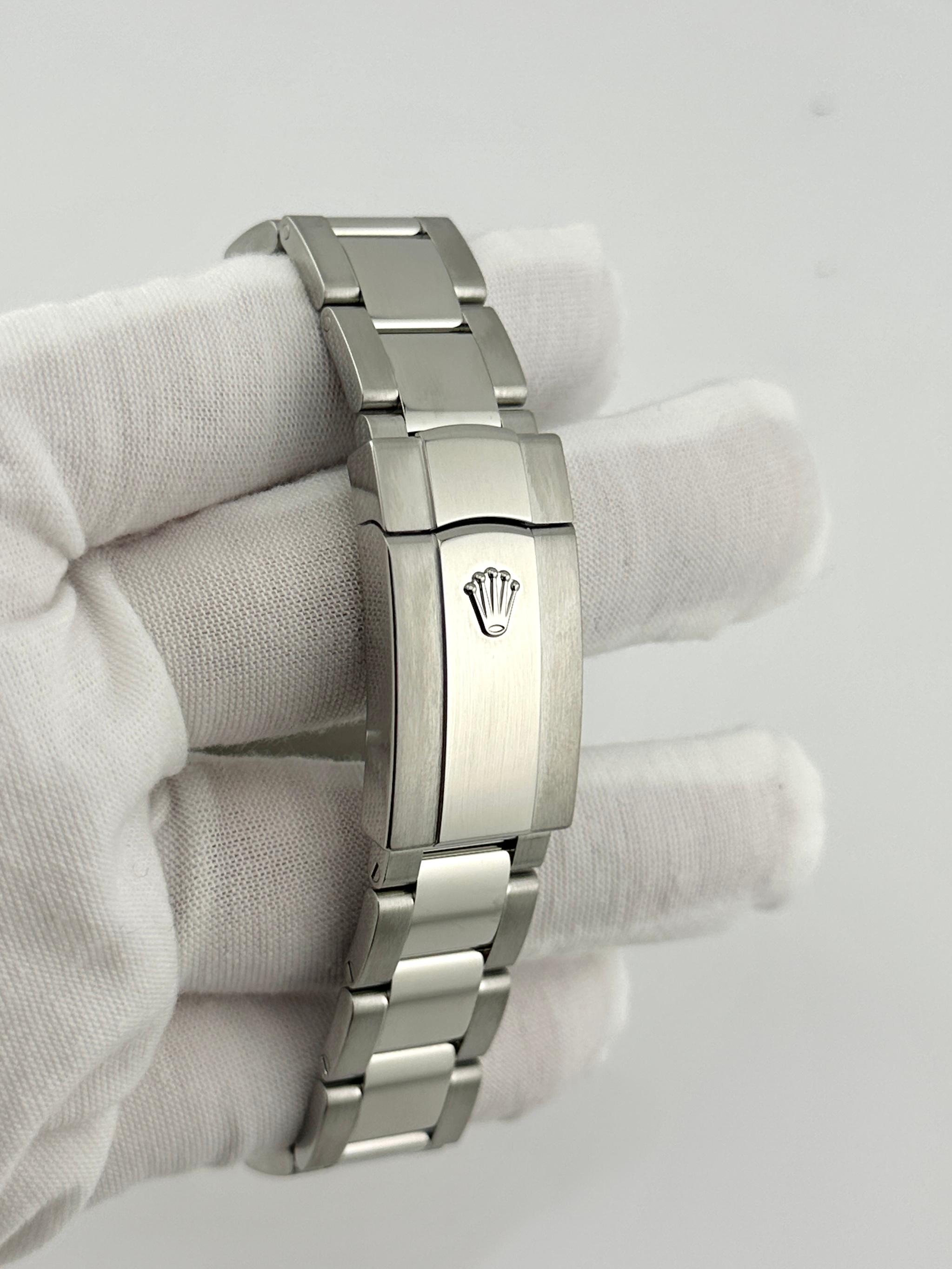 2024 Rolex Datejust 126234 36mm Esfera plateada Acero inoxidable Caja de oro de 18 quilates Papel en Excelente estado para la venta en San Diego, CA