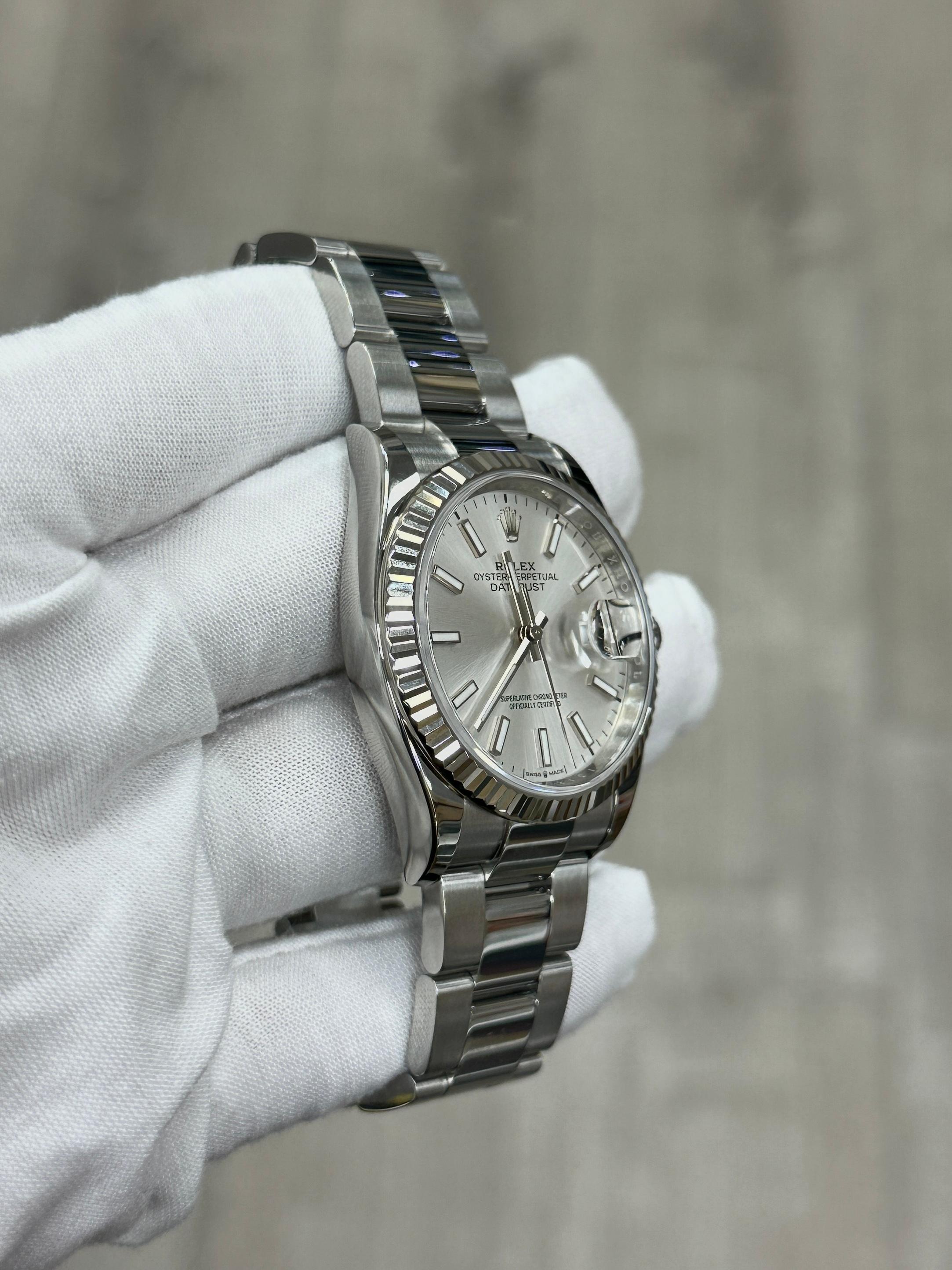 De los hombres 2024 Rolex Datejust 126234 36mm Esfera plateada Acero inoxidable Caja de oro de 18 quilates Papel en venta