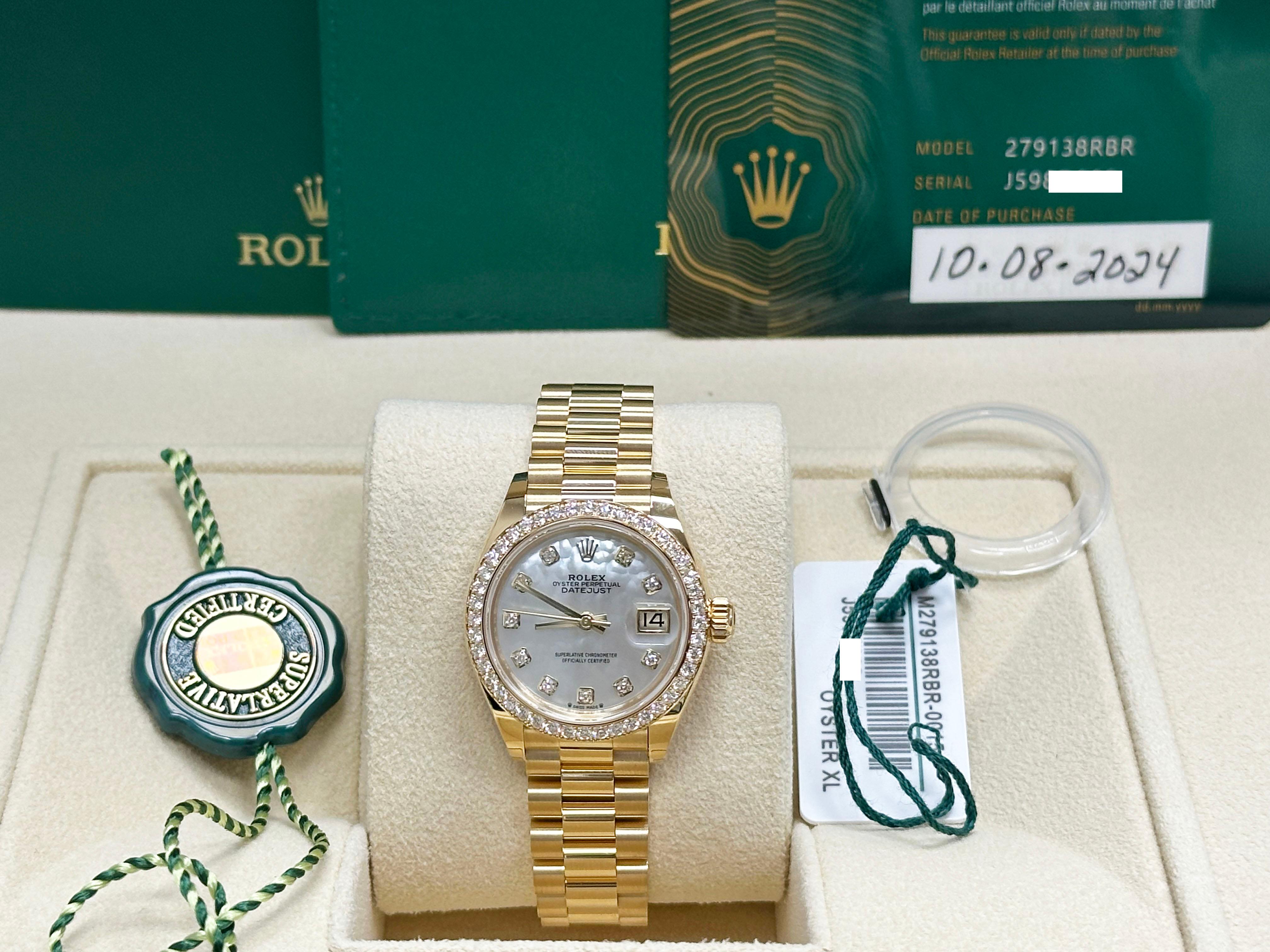 Numero di stile: 279138RB



Seriale: J598D***



Anno: 2024

 

Model: Rolex Ladies President Datejust

 

Materiale della cassa: Oro giallo 18 carati

 

Fascia: oro giallo 18 carati

  

Lunetta: Lunetta originale di fabbrica con diamanti 

 
