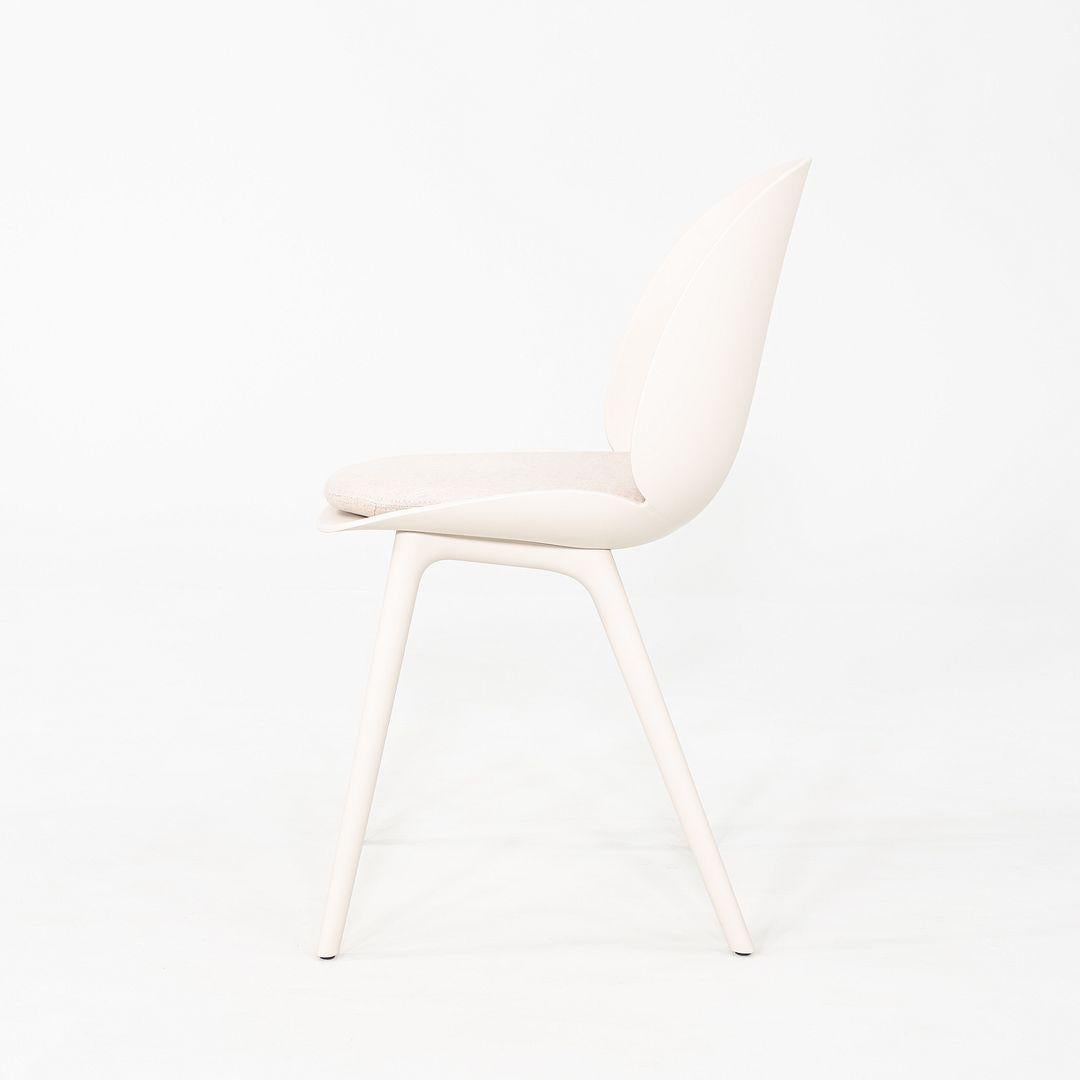 Il s'agit d'un ensemble de quatre chaises de salle à manger d'extérieur Beetle, conçues à l'origine par GabFratesi pour GUBI en 2013. Ces exemplaires ont été produits en Italie en 2024. Ils sont constitués d'un composite de plastique recyclé blanc