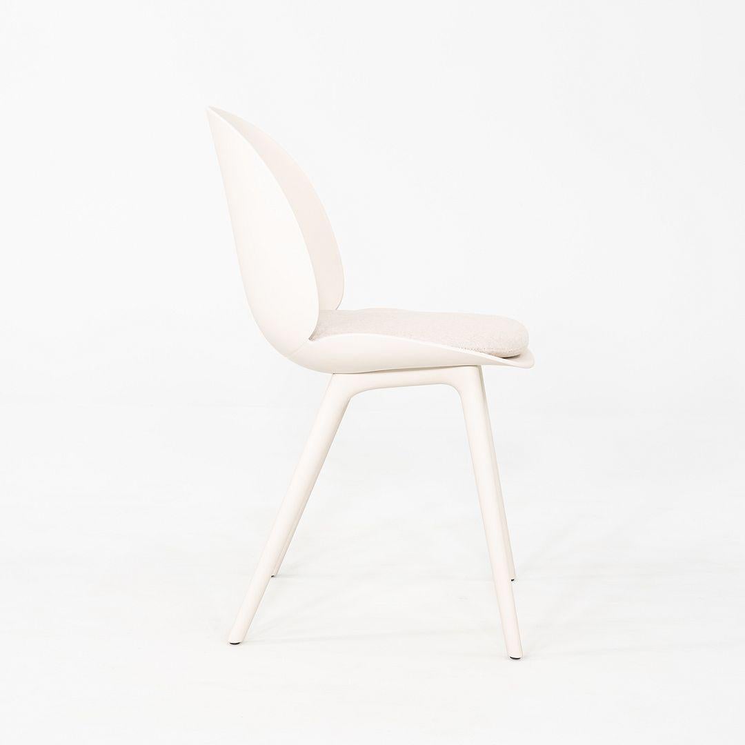 Plastique 2024 Lot de 4 chaises de salle à manger d'extérieur GamFratesi pour GUBI Beetle avec coussin d'assise en vente