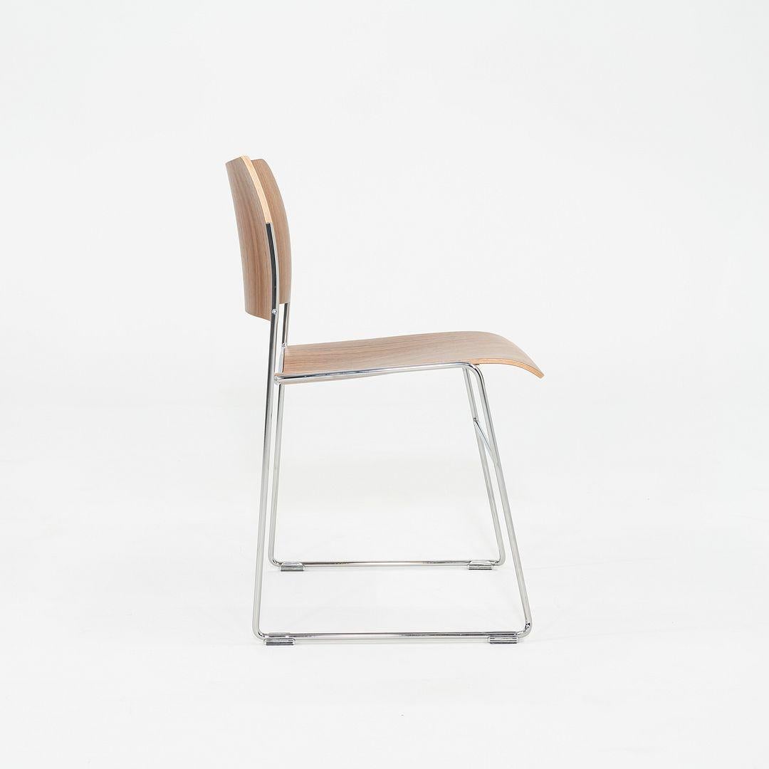 Il s'agit d'un ensemble de huit chaises 40/4, conçues à l'origine par David Rowland en 1964. Ces exemplaires particuliers ont été fabriqués par Howe aux États-Unis en 2024. Cette chaise emblématique a été saluée comme l'un des designs Modernes les