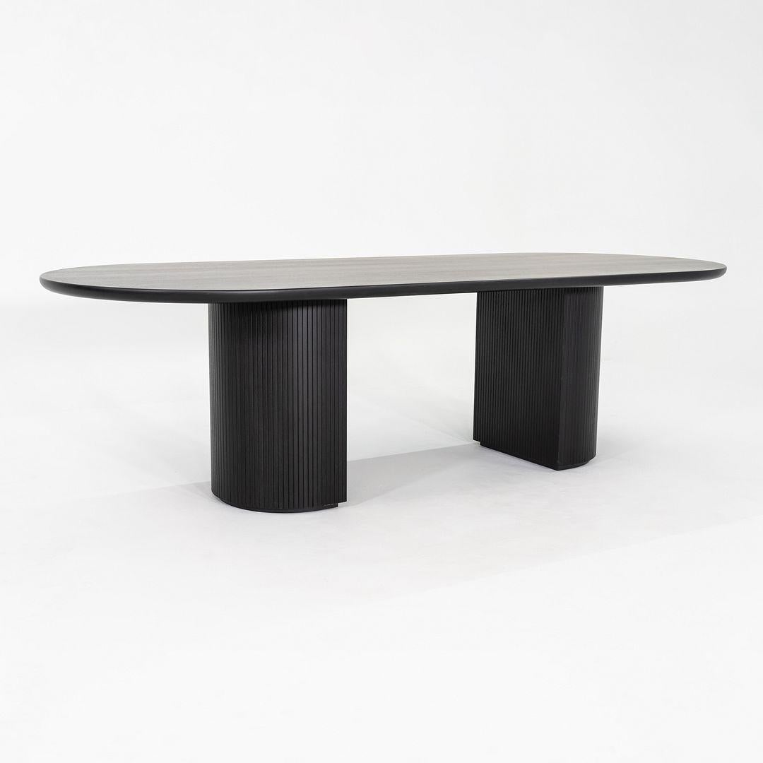 Ésta es una Mesa de Comedor Moon, diseñada originalmente por Space Copenhagen para GUBI en 2015. Este ejemplo concreto se fabricó en Dinamarca en 2024. La mesa está compuesta en su totalidad de chapa de roble teñida de negro y lacada. 
 
 La mesa