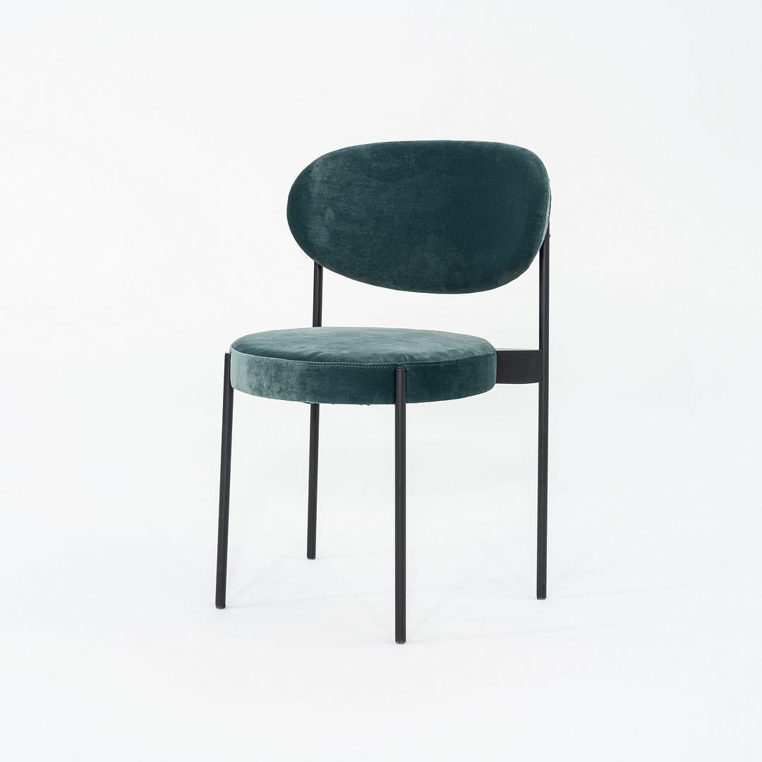 Il s'agit d'une chaise de la série 430, conçue à l'origine par Verner Panton pour Verpan en 1967. Cet exemple particulier a été produit au Danemark en 2024. Le design de la chaise se caractérise par un cadre en métal avec une assise et un dossier en