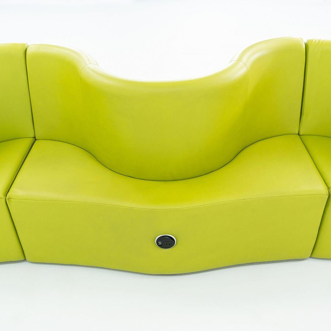 Se trata de un Sofá Trébol, diseñado originalmente por Verner Panton en 1969. Este ejemplo concreto fue fabricado por Verpan en Dinamarca en 2024. Este sofá incluye un módulo izquierdo, uno derecho y uno extensible. El diseño se compone de un
