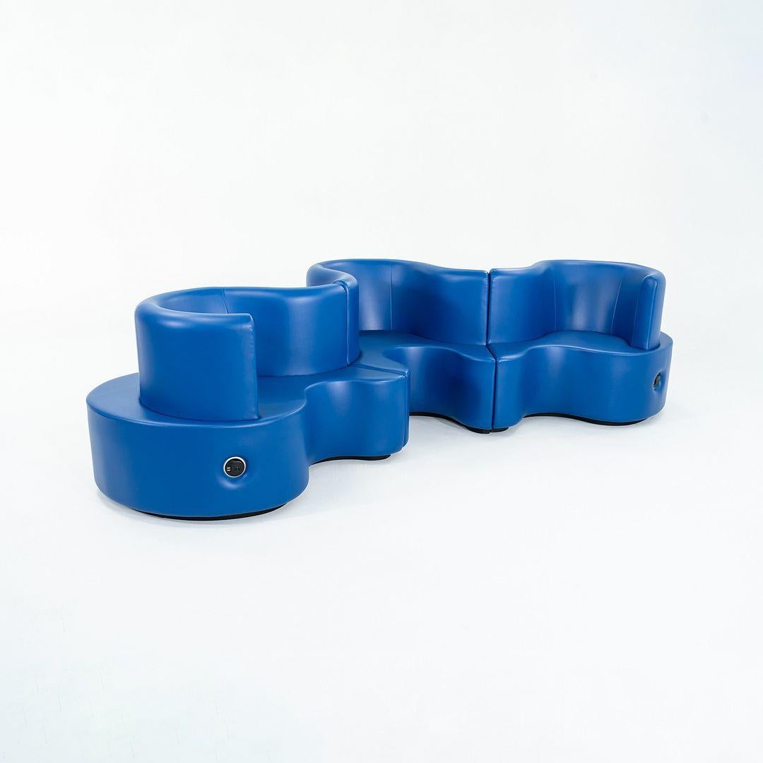 Se trata de un Sofá Trébol, diseñado originalmente por Verner Panton para Verpan en 1969. Este ejemplo concreto se fabricó en Dinamarca en 2024. El sofá incluye tres unidades, todas ellas con estructura de madera y tapizadas en vinilo azul real.
 
