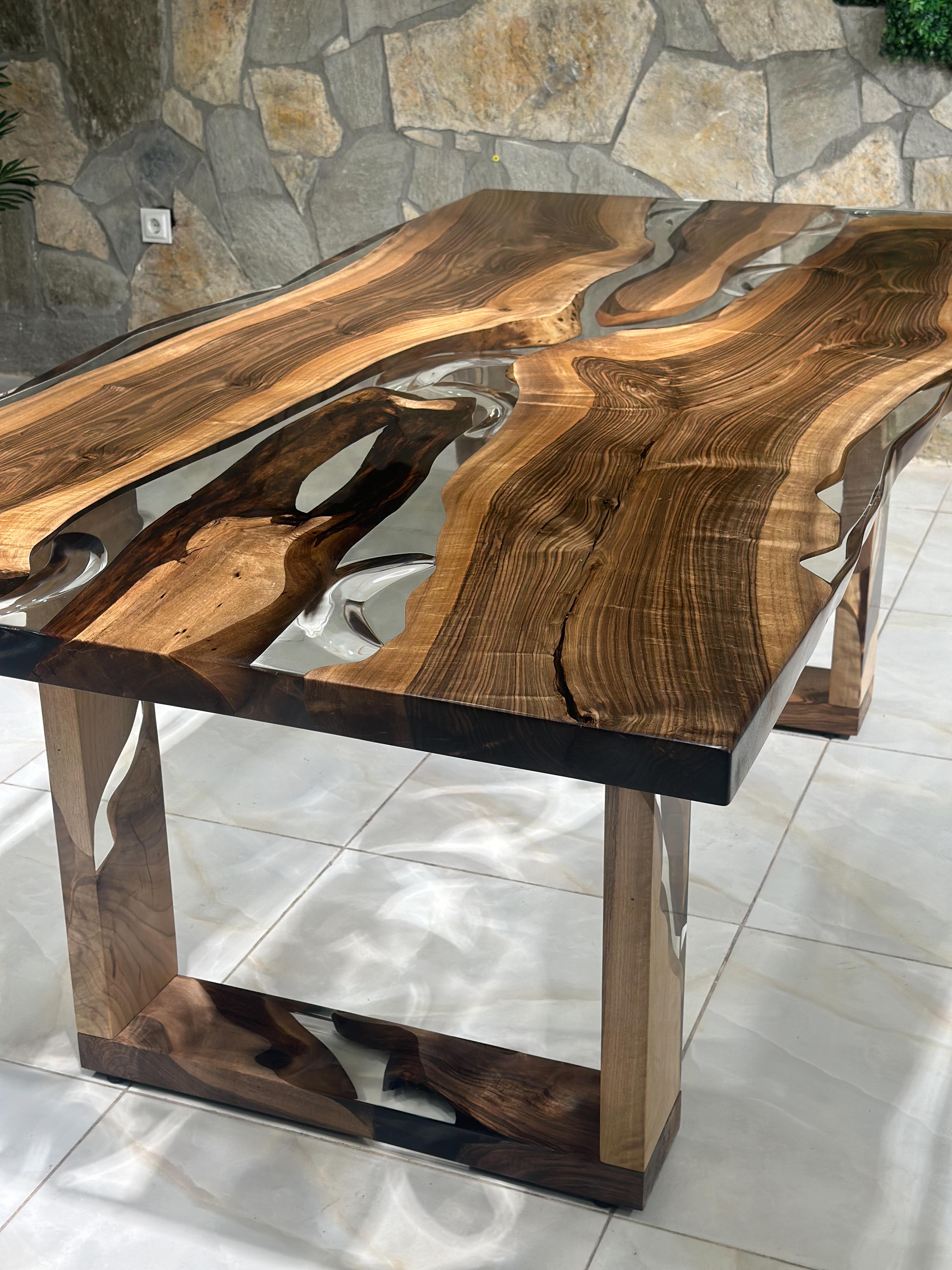 Arts and Crafts 2024 - Walnut Wood Ultra Clear Epoxy Resin Dining Table For Sale