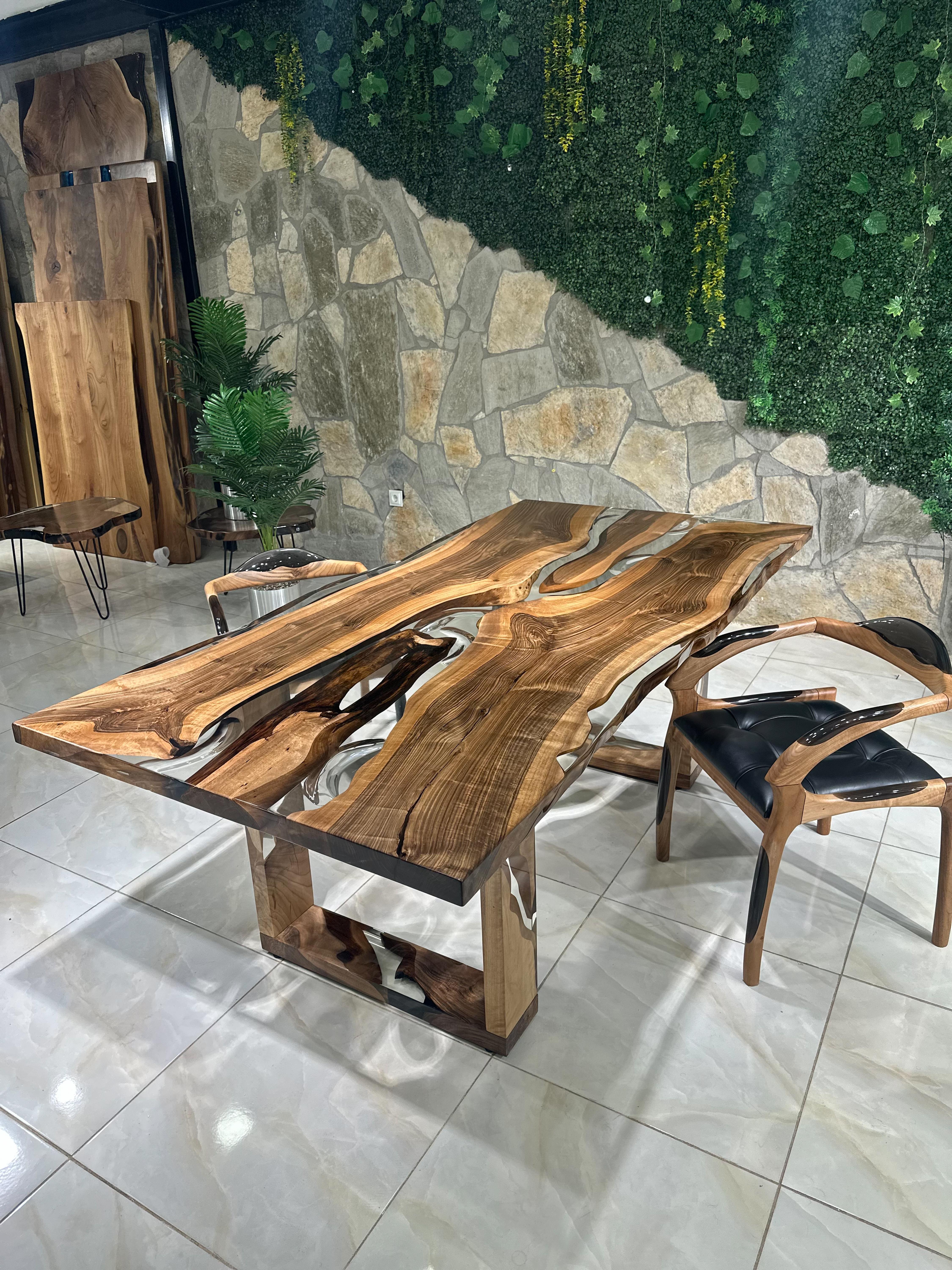 Sculpté à la main 2024 - Table de salle à manger en Wood Wood Ultra Clear Epoxy Resin en vente