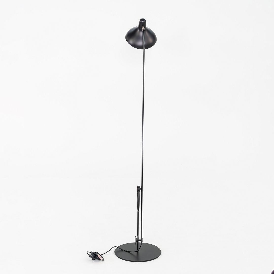 Se trata de una lámpara de pie Mantis BS8, diseñada originalmente por Bernhard Schottlander en 1951. Este ejemplar en concreto fue fabricado por Ediciones DCW en Francia. La lámpara tiene un cuerpo de acero negro satinado con un brazo escultural