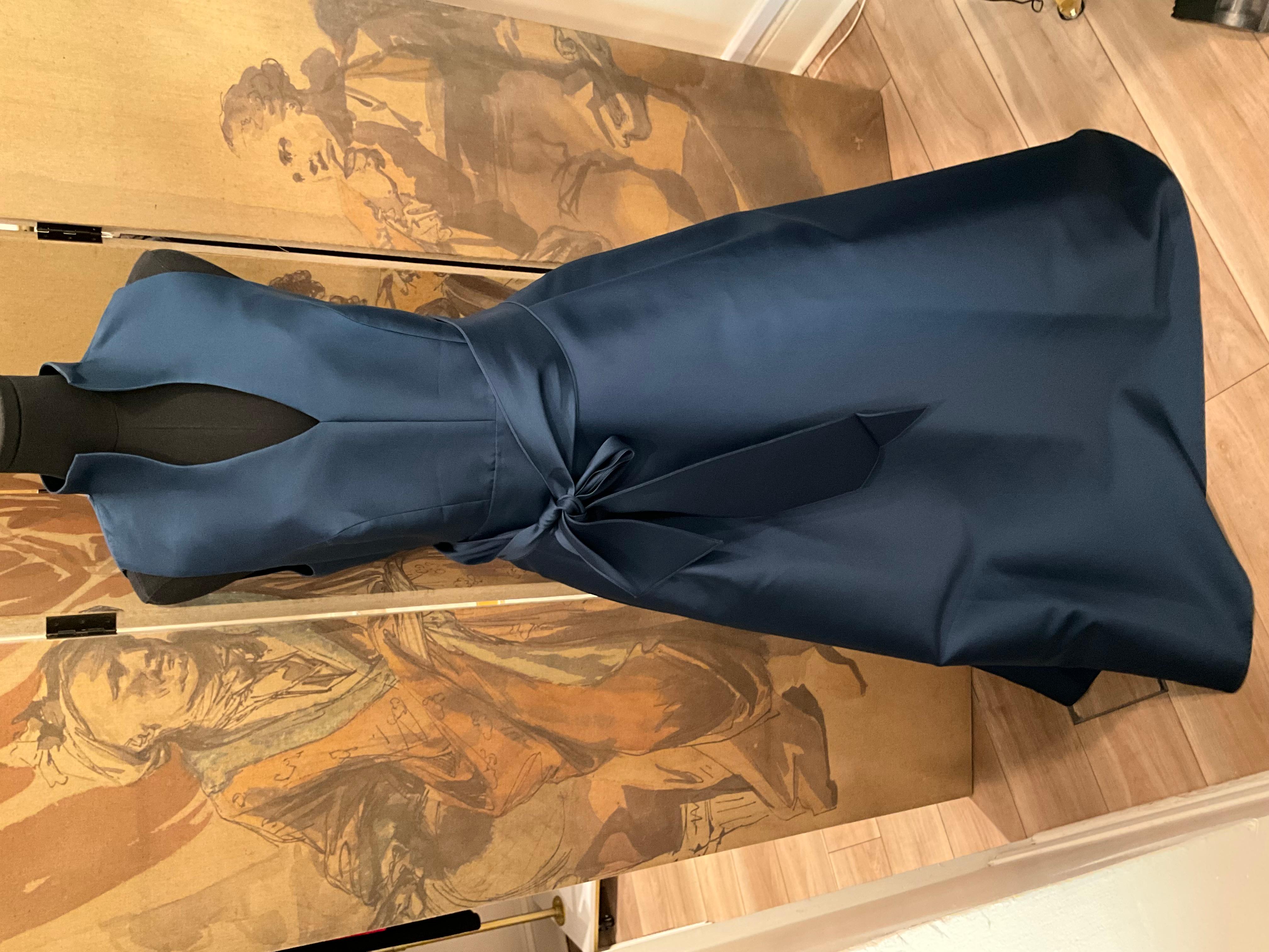 2025 Carolina Herrera Blaues formelles Kleid mit V-Ausschnitt, Stehkragen und eigenem Gürtel im Angebot