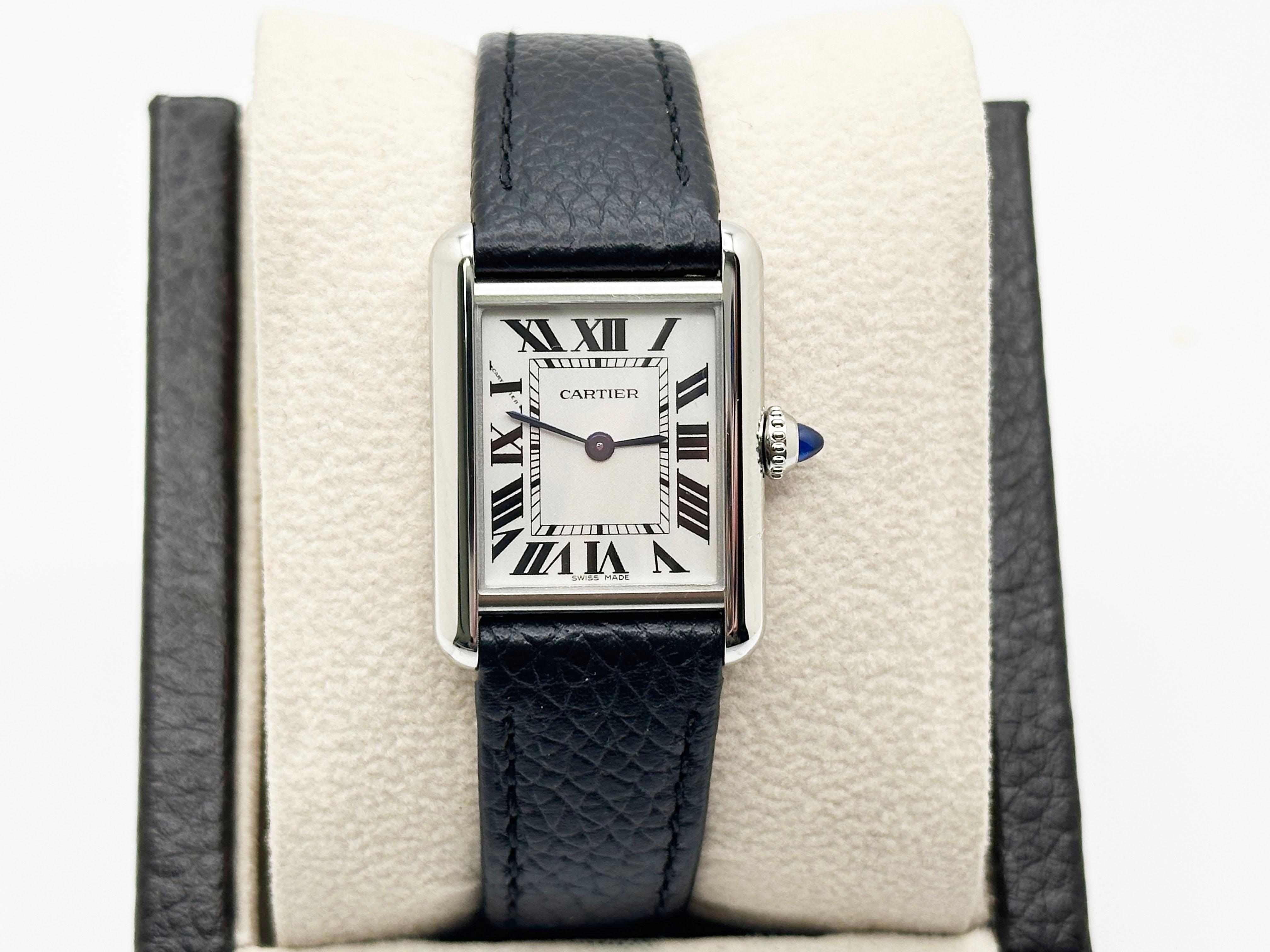 Numero di stile: WSTA0119 / 4564



Year: 2025

 

Model No: Cartier Tank Must Solarbeat

 

Materiale della cassa: Acciaio inossidabile 

 

Fascia: pelle nera 

  

Lunetta: Acciaio inossidabile 

  

Quadrante: Quadrante Silver 

 

Volto: