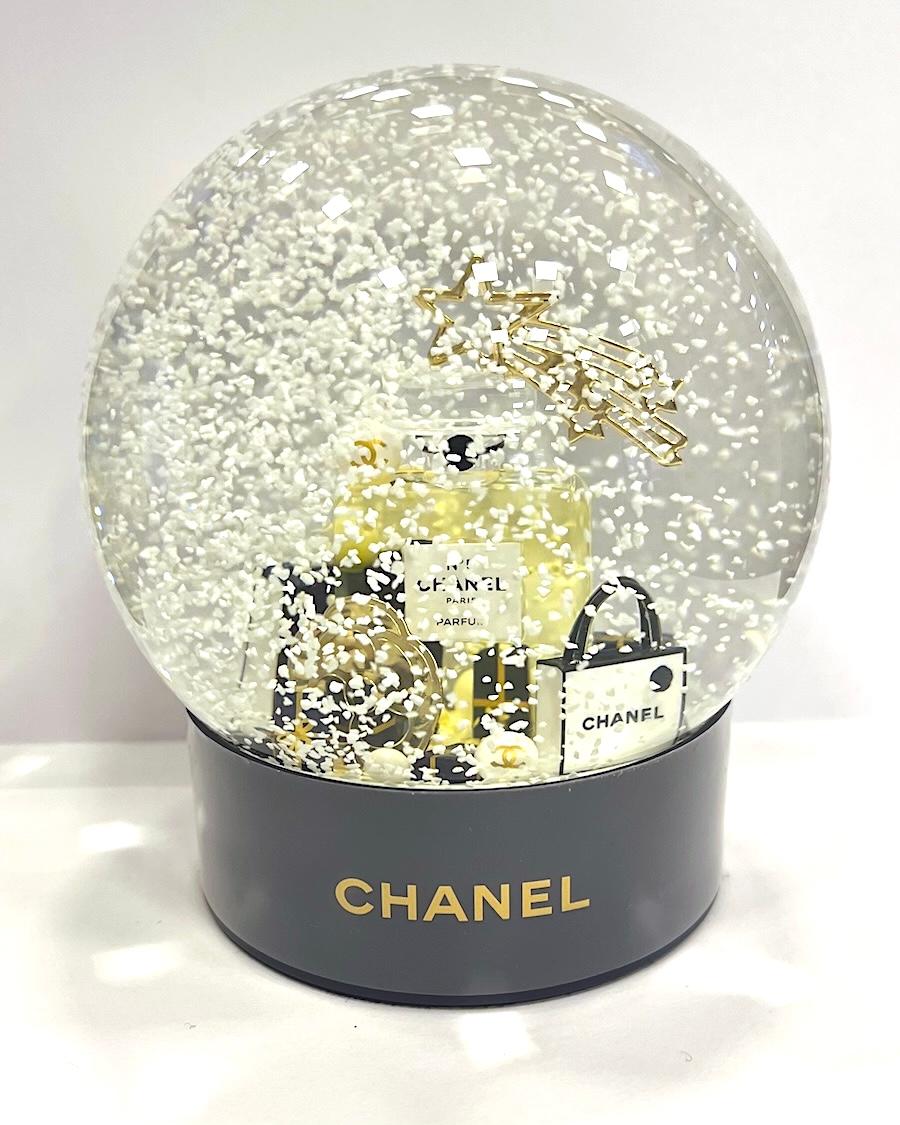 The perfect object to decorate your space : beautiful Chanel snow globe with navy blue and gold tones.
Inside, iconic No. 5 perfume surrounded by gifts and Chanel elements.
It will be delivered in its original Chanel box
Condition: