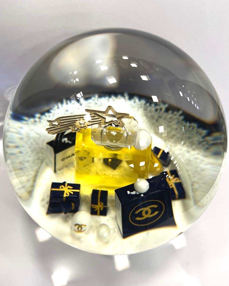 2025 Chanel snow globe In condizioni ottime in vendita a Paris, FR