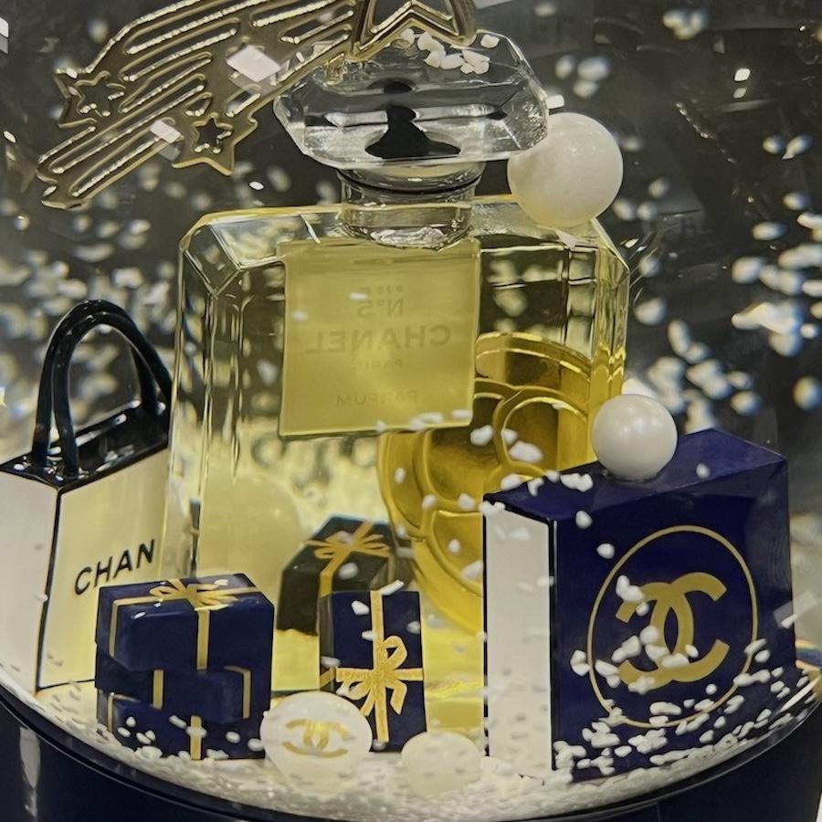 2025 Chanel snow globe in vendita 1
