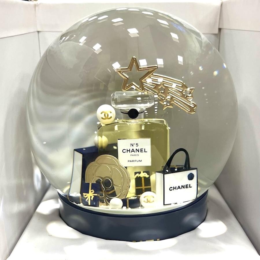 2025 Chanel snow globe in vendita 2