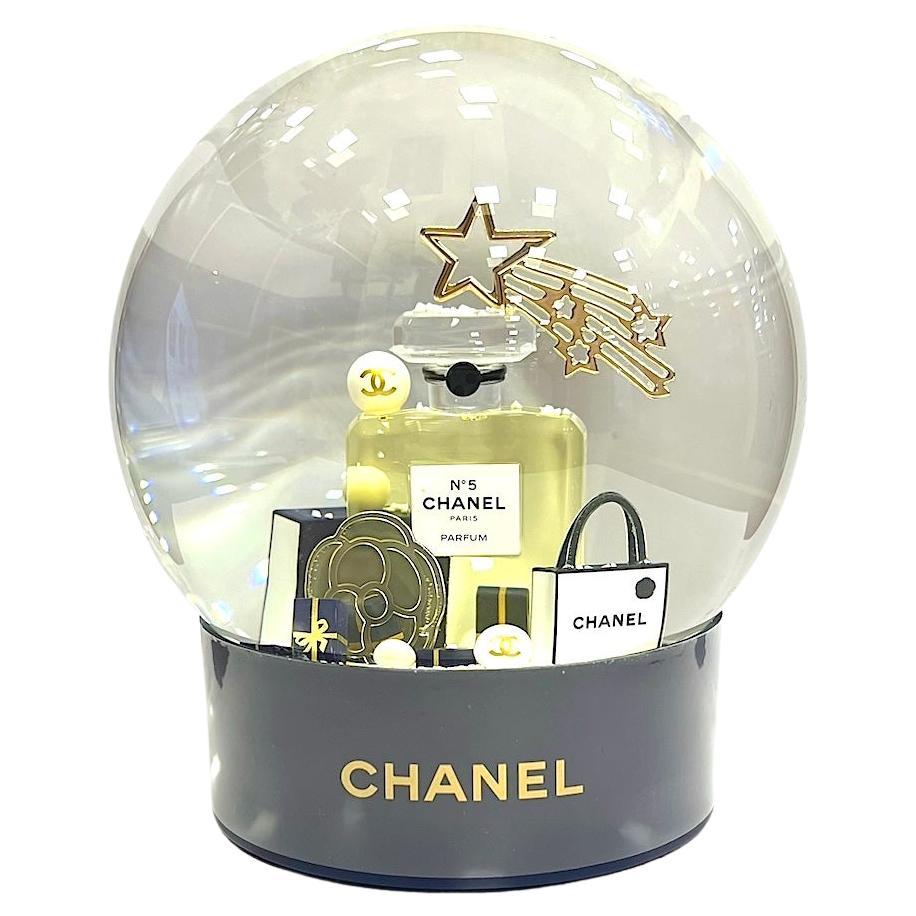2025 Chanel snow globe in vendita