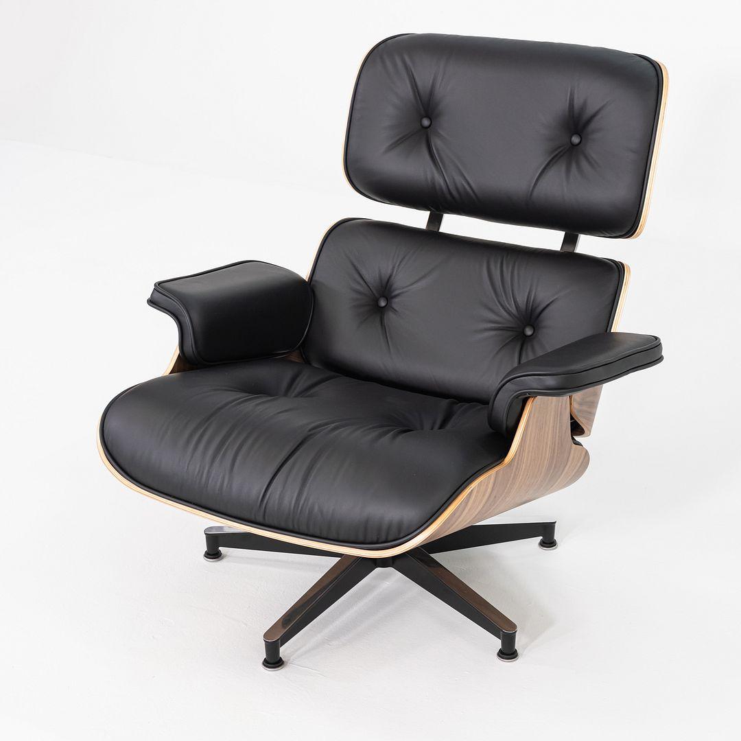 Moderne 2025 Herman Miller Tall Lounge Chair et Ottoman Eames en cuir et noyer en vente