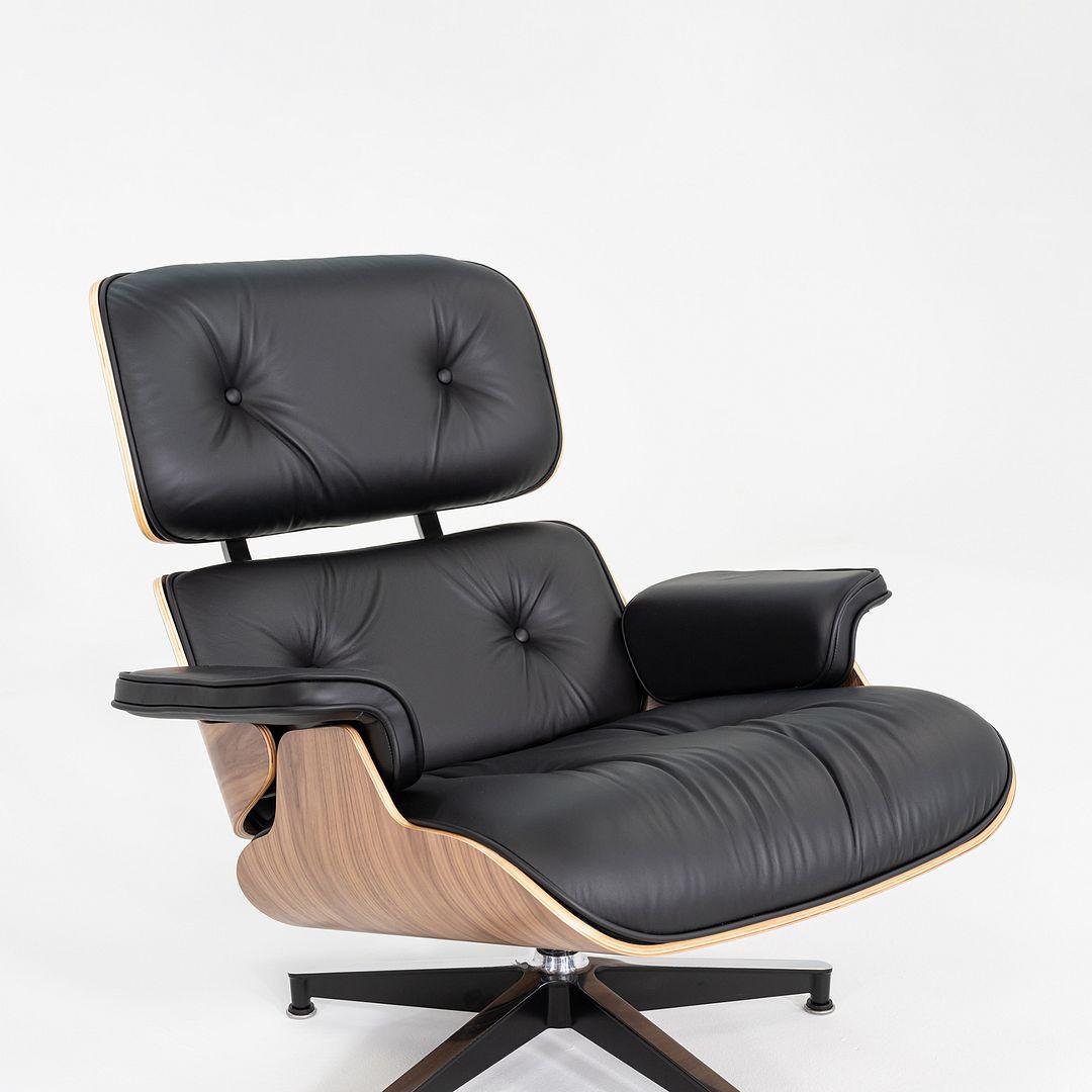 Américain 2025 Herman Miller Tall Lounge Chair et Ottoman Eames en cuir et noyer en vente