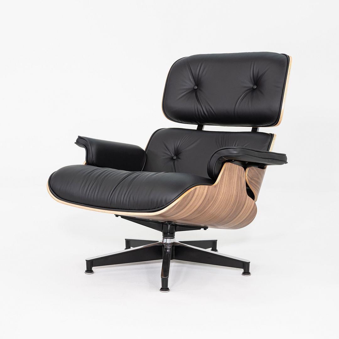 XXIe siècle et contemporain 2025 Herman Miller Tall Lounge Chair et Ottoman Eames en cuir et noyer en vente