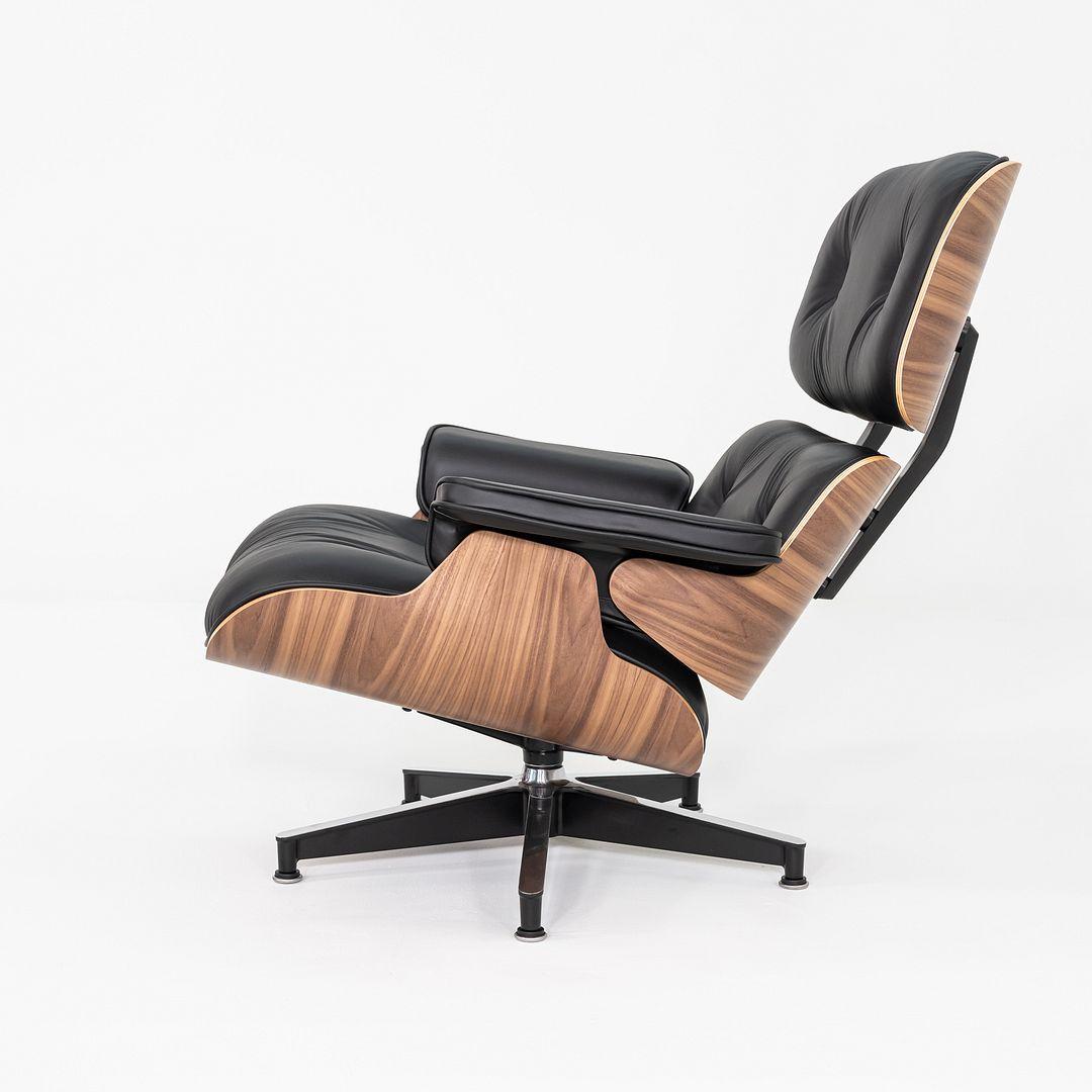 Acier 2025 Herman Miller Tall Lounge Chair et Ottoman Eames en cuir et noyer en vente