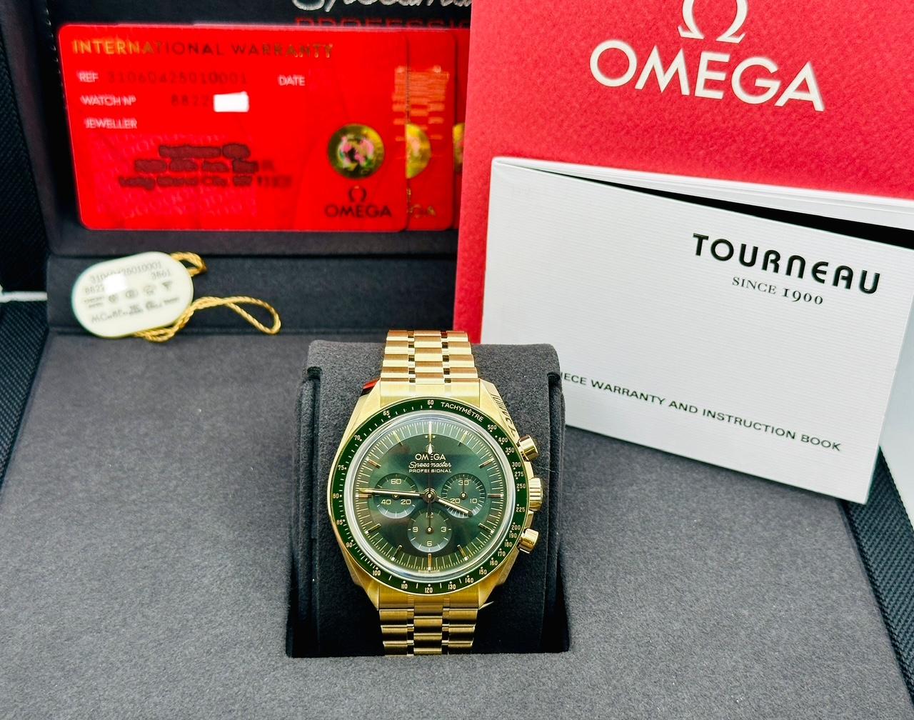 Número de modelo: 310.60.42.50.10.001

Año: 2025

Model No: Omega Speedmaster Moonwatch Profesional Luz de Luna

Material de la caja: Oro amarillo de 18 quilates 

Banda: Oro amarillo de 18 quilates 

Bisel: Cerámica verde

Esfera: Verde 

Cara: