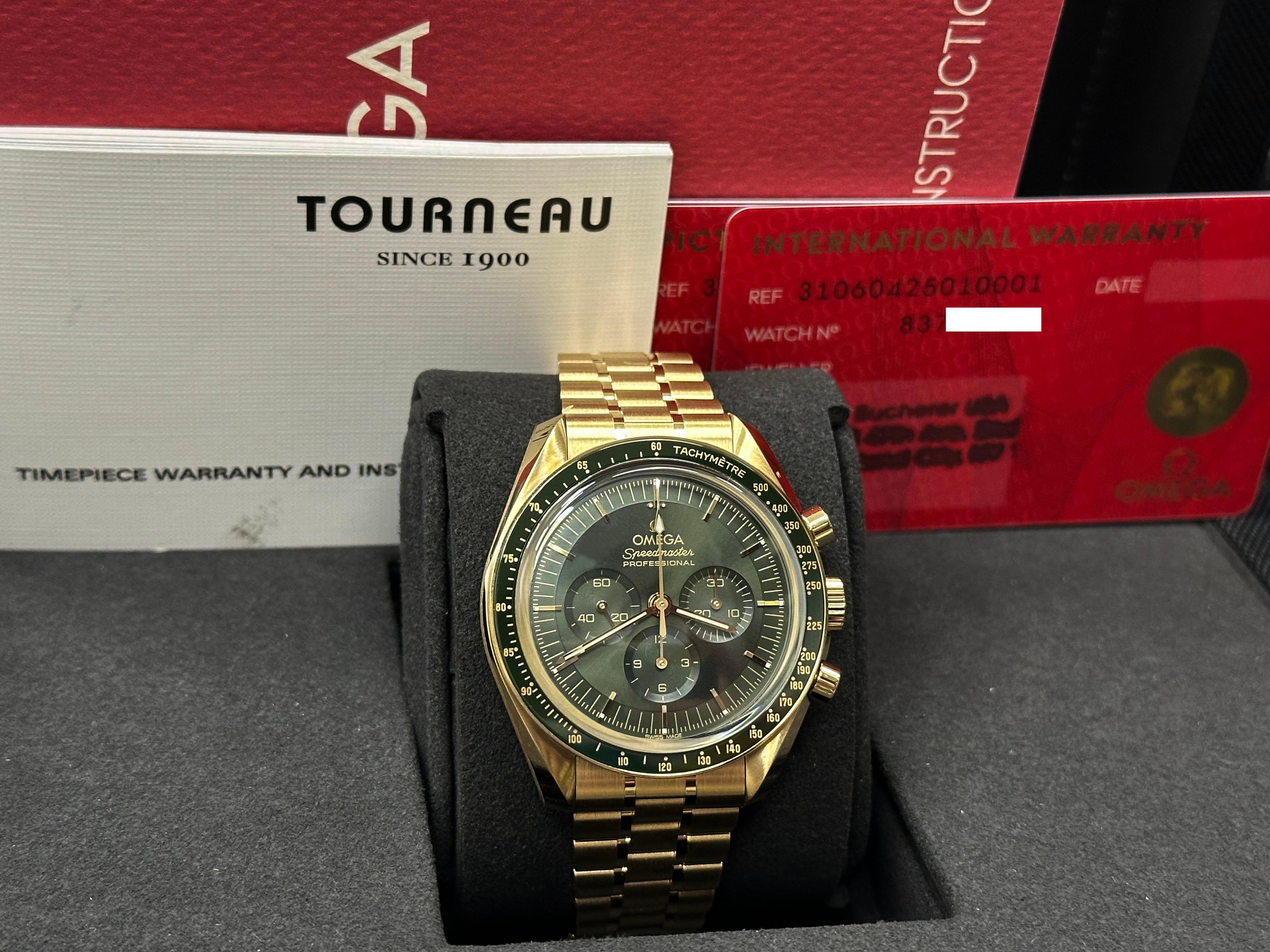 Número de modelo: 310.60.42.50.10.001



Año: 2025

 

Model No: Omega Speedmaster Moonwatch Profesional Luz de Luna

 

Material de la caja: Oro amarillo de 18 quilates 

 

Banda:  oro amarillo de 18 quilates 

 

Bisel: Cerámica verde

 

Dial: 