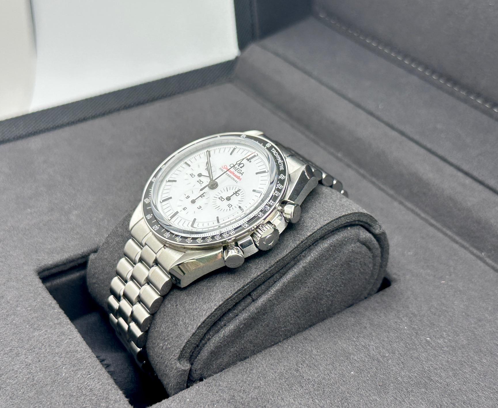 Stilnummer: 310.30.42.50.04.001



Jahr: 2025

 

Modell: Omega Speedmaster Moonwatch Professional

 

MATERIAL des Gehäuses: Rostfreier Stahl

 

Band: Rostfreier Stahl

  

Lünette: Schwarz

 

Zifferblatt: Weiß

 

Kristall: Saphirglas

