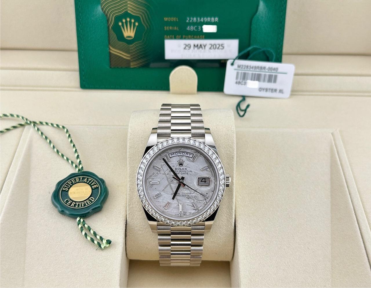 Numero di stile: 228349RBR



Seriale: 48C31***



Year: 2025

 

Model: Rolex Presidente Day-Date

 

Materiale della cassa: Oro bianco 18 carati

 

Fascia: oro bianco 18 carati

   

Lunetta: Lunetta con diamante di fabbrica

  

Quadrante: