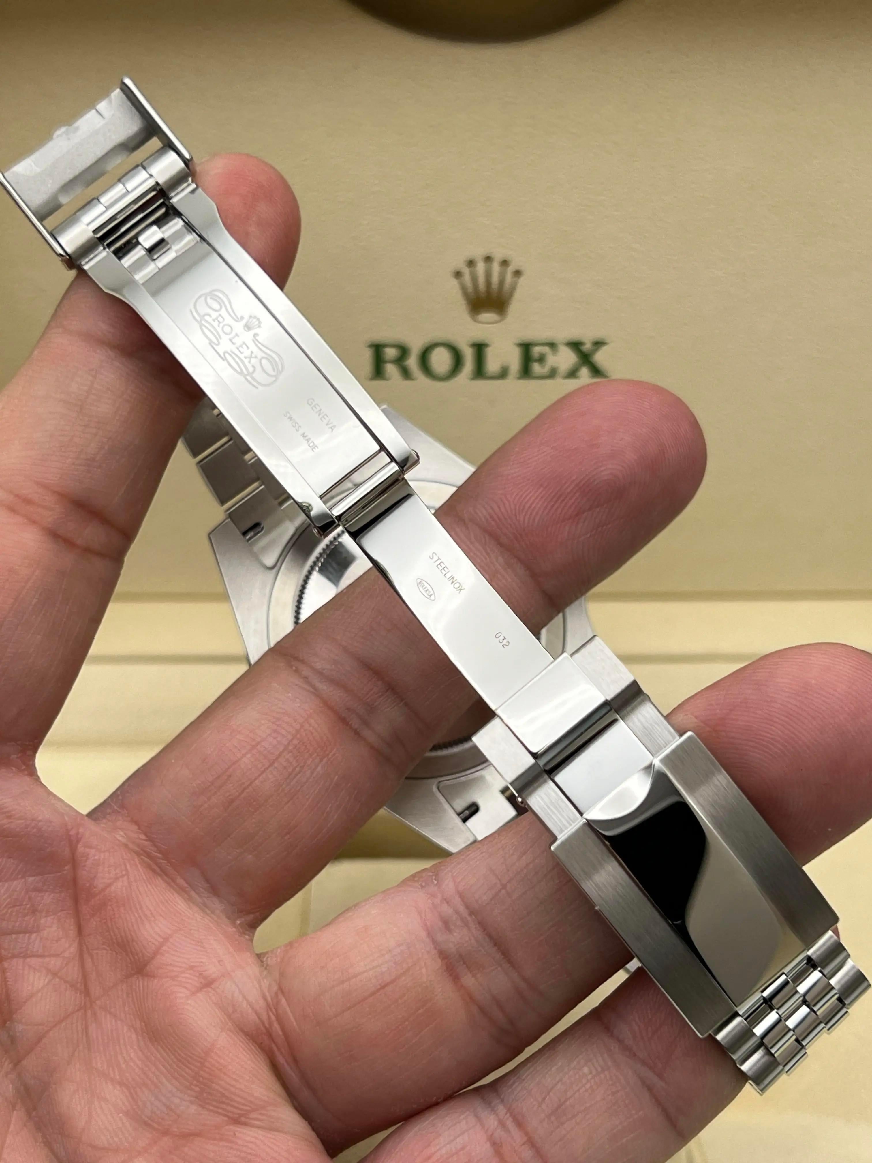 2025 Rolex GMT-Master Ⅱ 40mm 126710GRNR Bruce Wayne Gris Negro Caja Jubileo Papel en venta 9