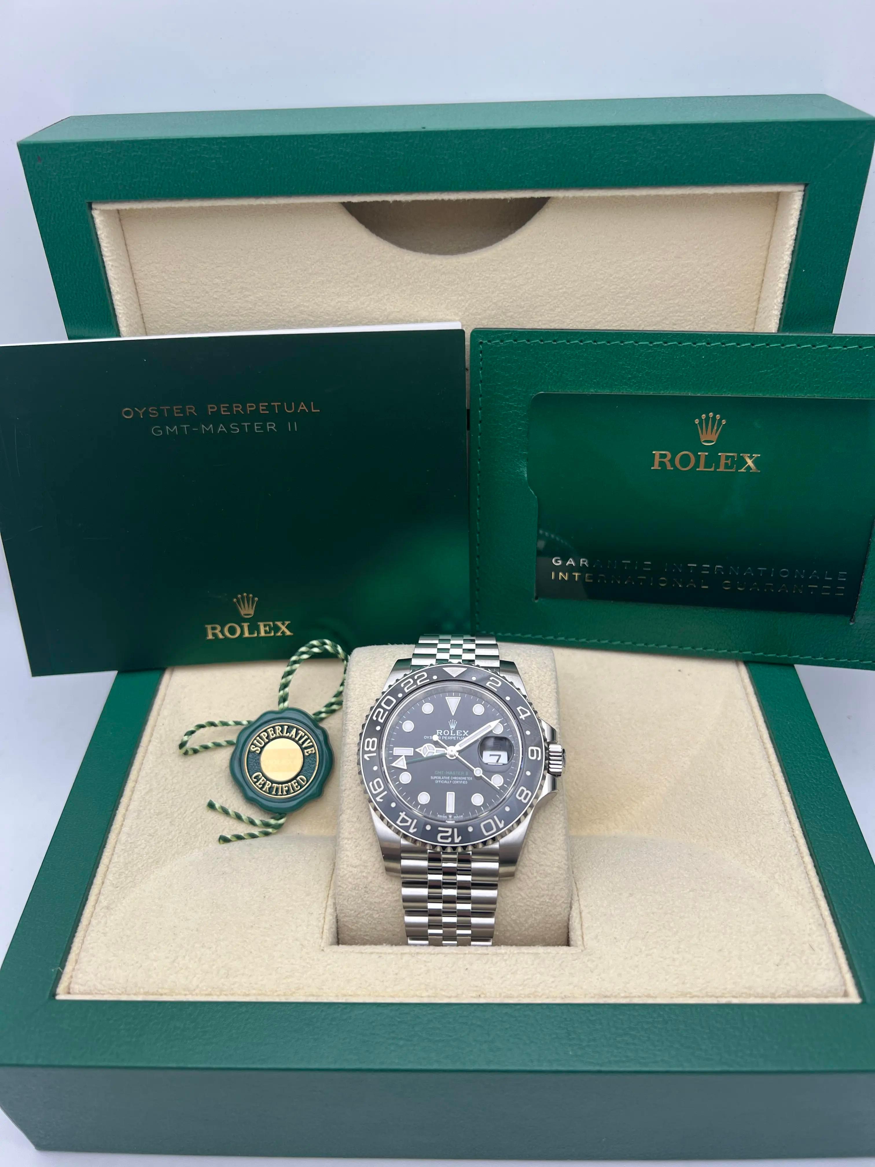 Nuevo 2025 Rolex GMT-Master II, referencia 126710GRNR, presenta una caja de acero inoxidable de 40 mm con un bisel de cerámica Cerachrom negra y gris, que proporciona un aspecto elegante y versátil. La esfera negra se complementa con marcadores