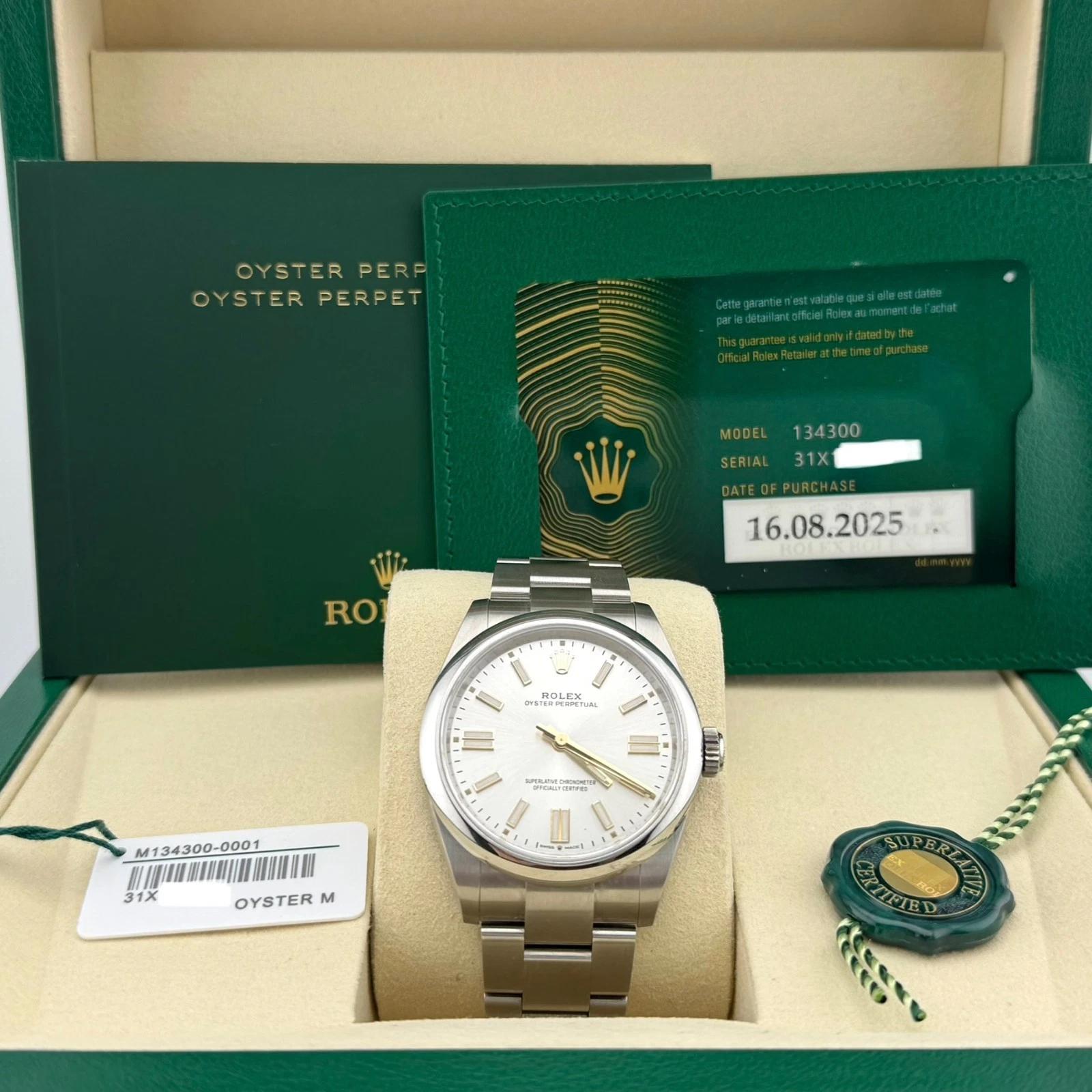 Numero di stile: 134300



Seriale: 31X1****



Year: 2025

 

Model: Rolex Oyster Perpetual

 

Materiale della cassa: Acciaio inossidabile

 

Fascia: Acciaio inossidabile

  

Lunetta: Acciaio inossidabile liscio

  

Quadrante: Quadrante con