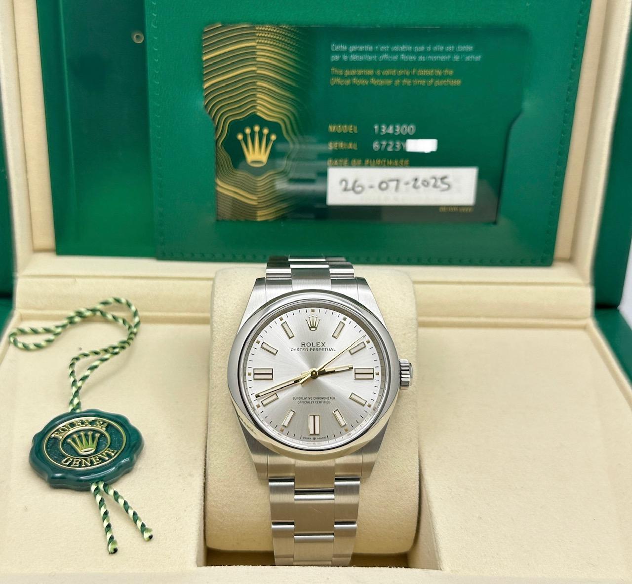 Numero di stile: 134300



Seriale: 6723Y***



Year: 2025

 

Model: Rolex Oyster Perpetual

 

Materiale della cassa: Acciaio inossidabile

 

Fascia: Acciaio inossidabile

   

Lunetta: Acciaio inossidabile

   

Quadrante: argento

 

Cristallo: