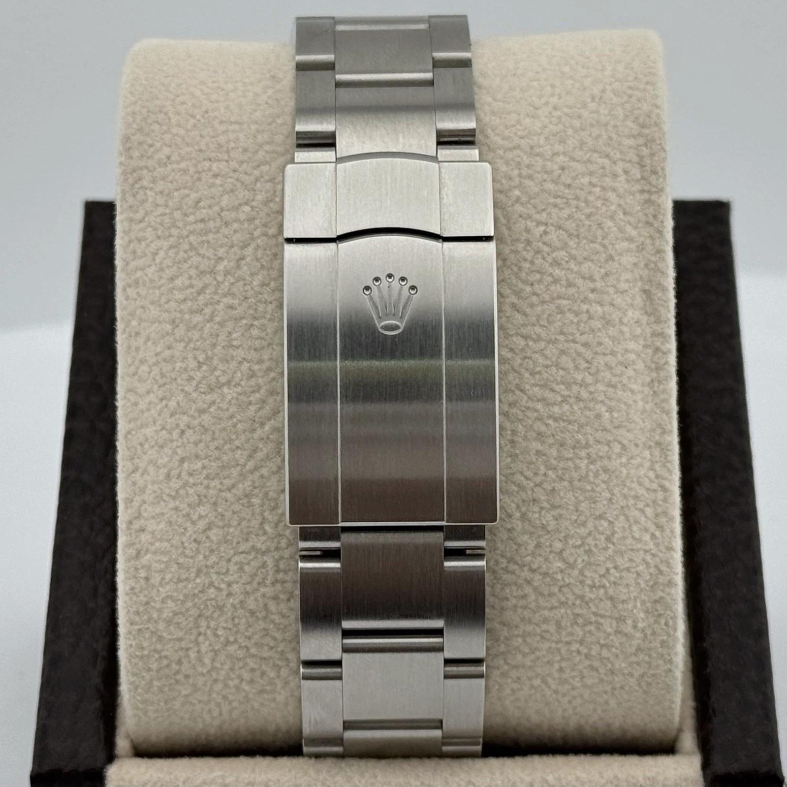 2025 Rolex Oyster Perpetual 134300 41mm Quadrante Argento Acciaio Inox Scatola Documenti in vendita 1