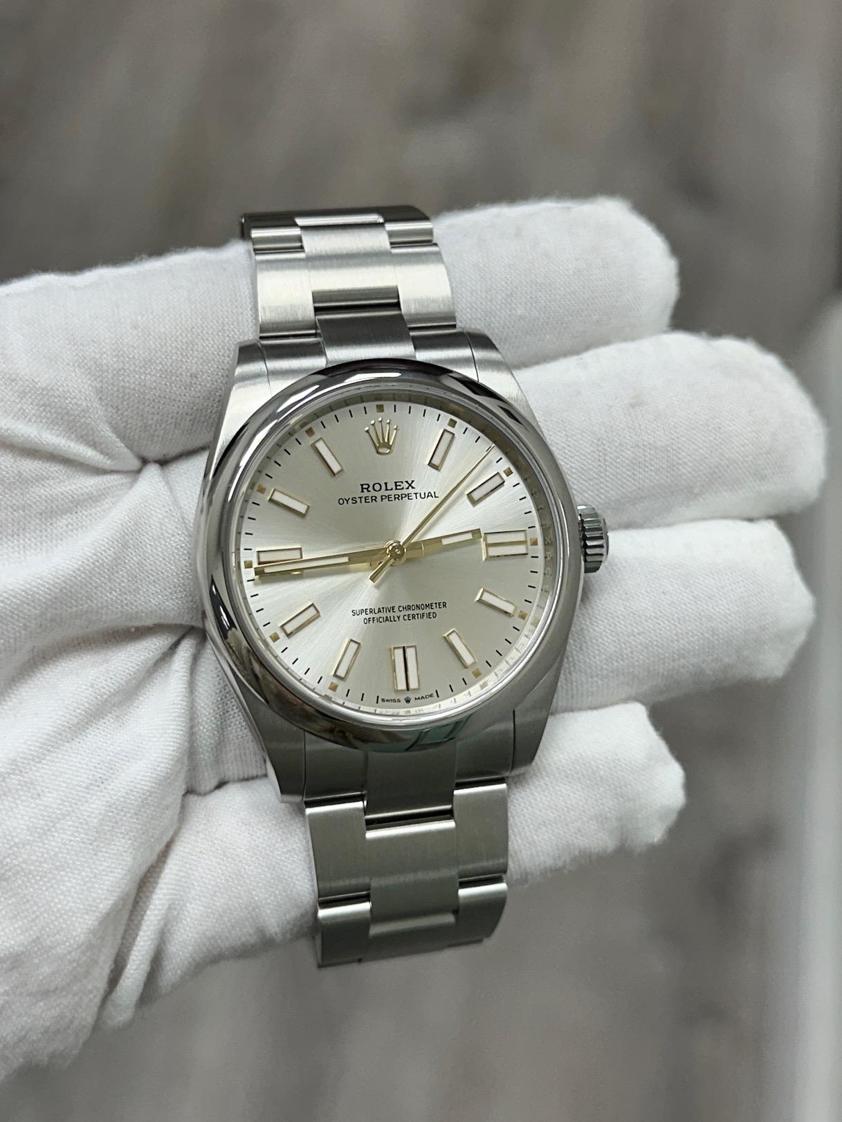2025 Rolex Oyster Perpetual 134300 41mm Quadrante Argento Acciaio Inox Scatola Documenti in vendita 2