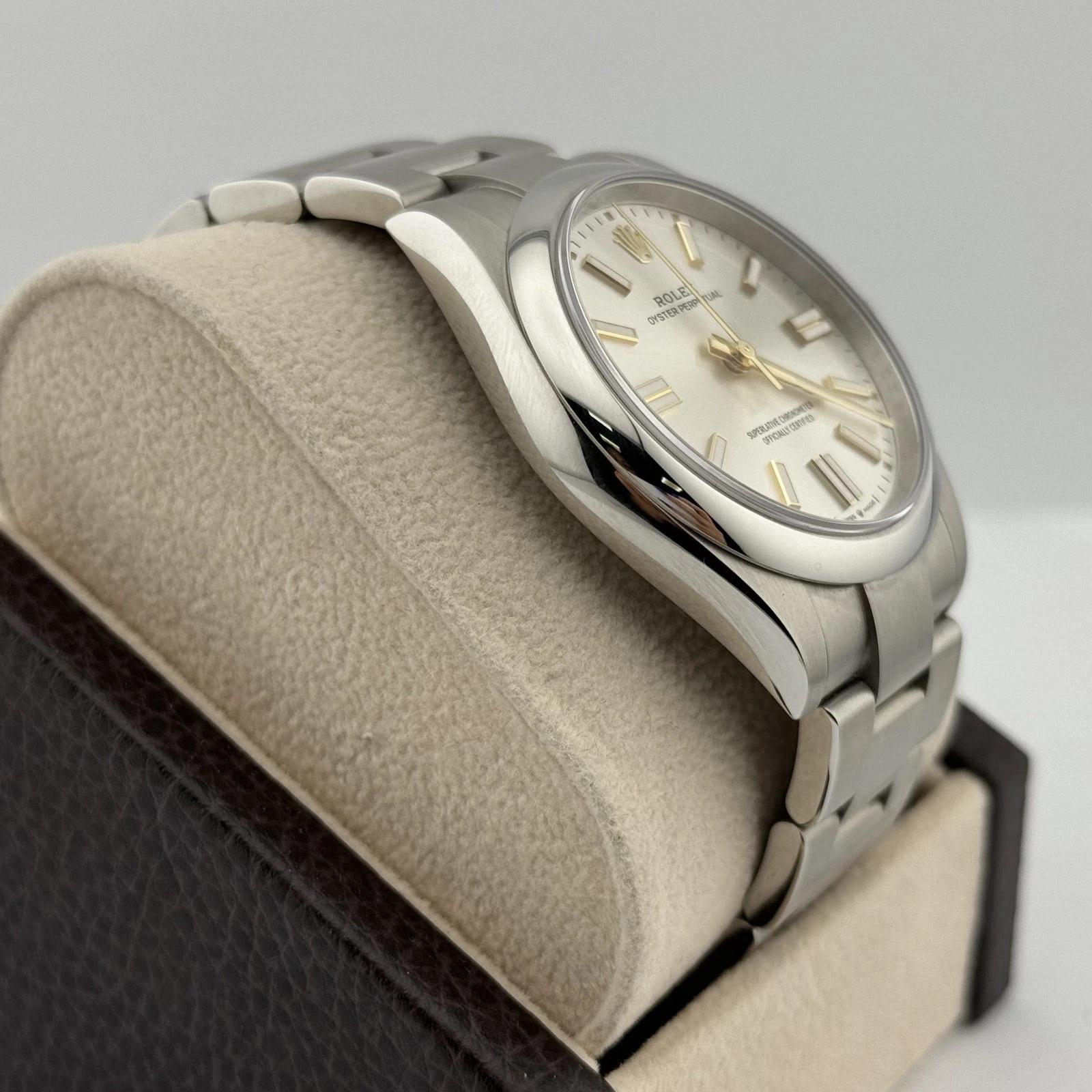 2025 Rolex Oyster Perpetual 134300 41mm Quadrante Argento Acciaio Inox Scatola Documenti in vendita 3