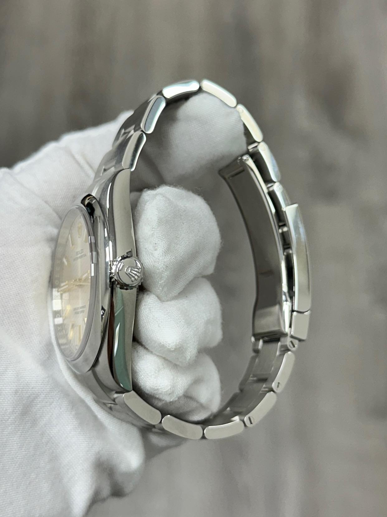 2025 Rolex Oyster Perpetual 134300 41mm Quadrante Argento Acciaio Inox Scatola Documenti in vendita 3