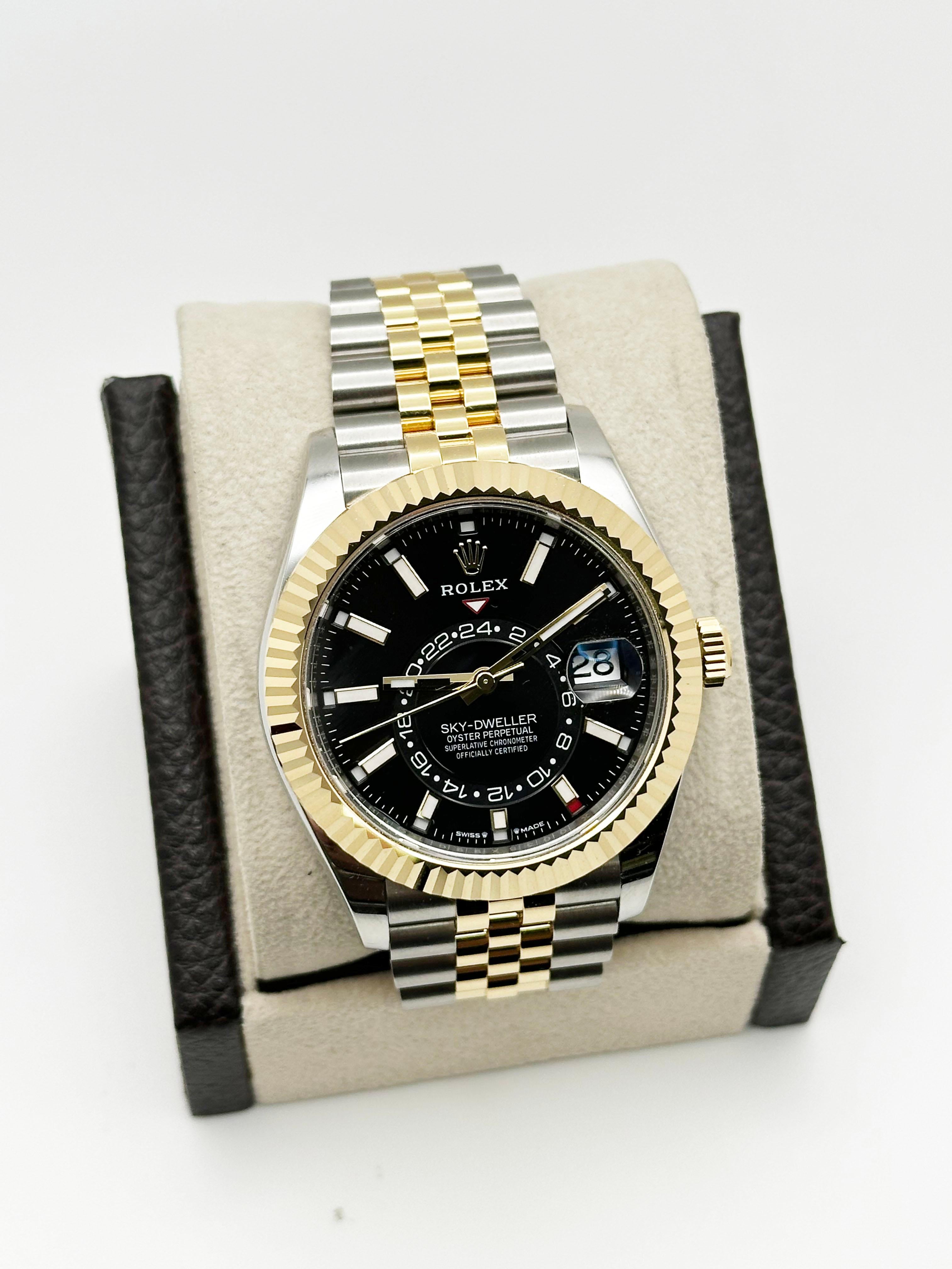 2025 Rolex Sky Dweller 336933 Quadrante Nero Oro Giallo 18K Acciaio Scatola Carta 42mm In condizioni ottime in vendita a San Diego, CA
