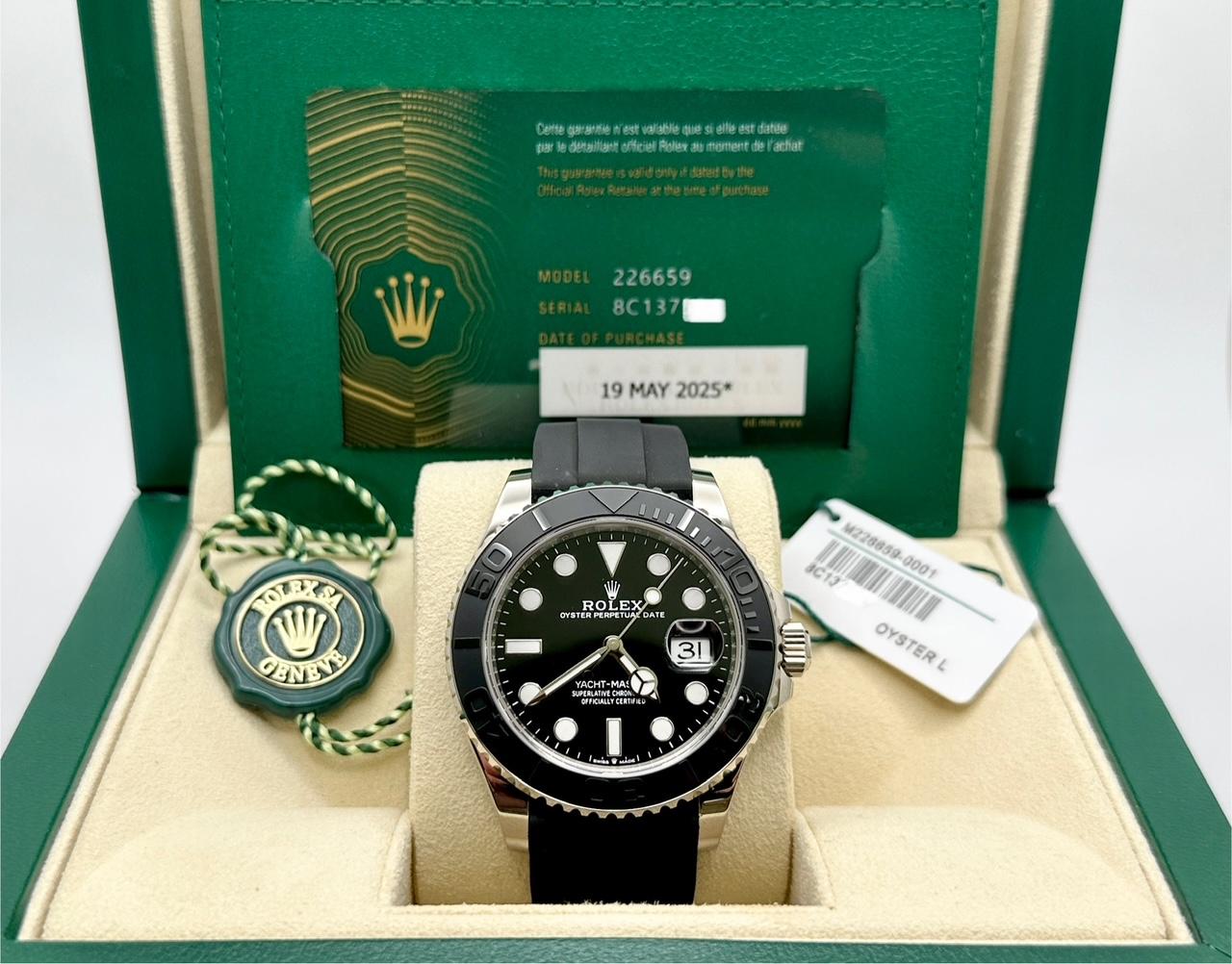 Numéro de style : 226659



Série : 8C137***



Année : 2025

 

Modèle : Rolex Yacht Master

 

Matériau du boîtier : Or blanc 18K

 

Bracelet : Bracelet Oysterflex en caoutchouc

  

Lunette : céramique noire

  

Cadran : Noir

 

Cristal :
