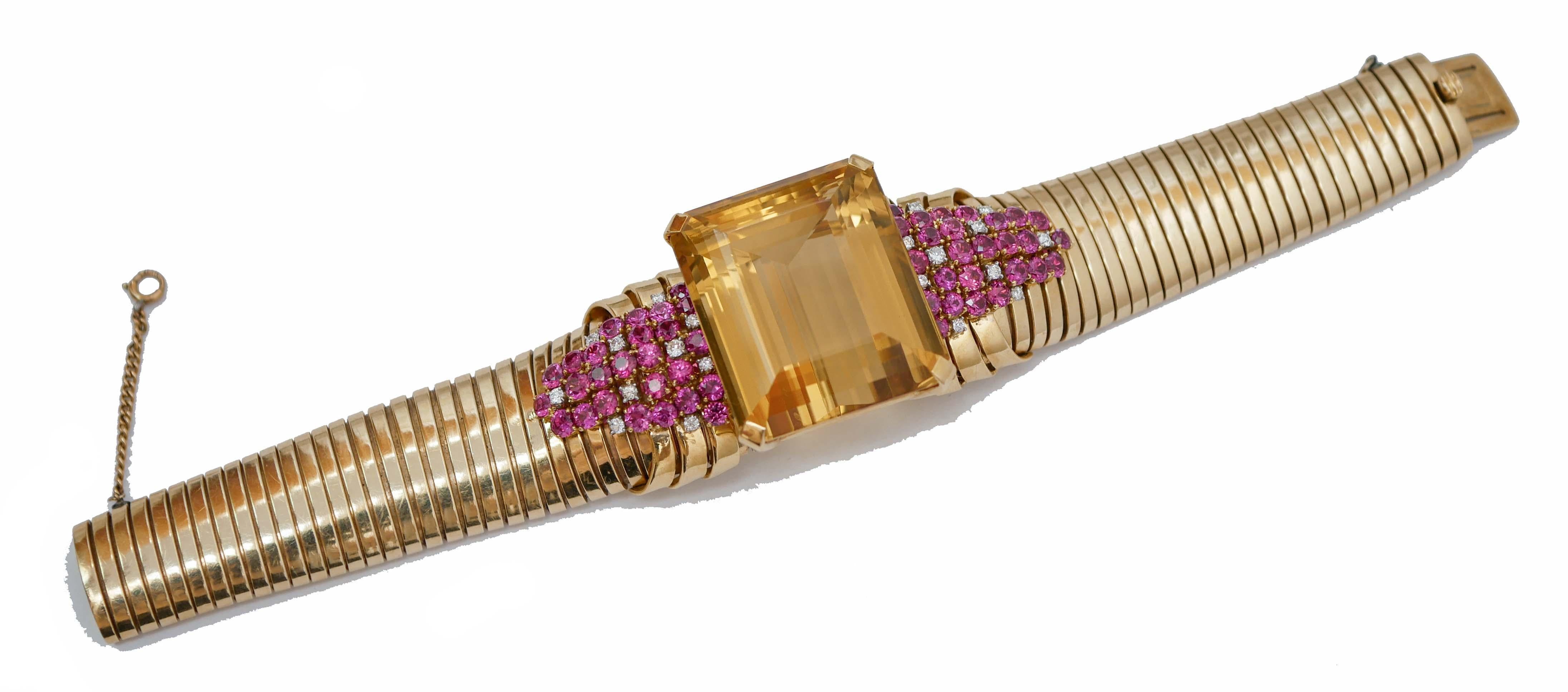 Magnifique bracelet en or rose 18 carats monté avec une grande topaze centrale et, latéralement, des rubis et des diamants.
Diamants 0,60 ct
Rubis 9,88 ct
Topaze 202,53 ct
Poids total 95.20 gr
RF  +FOREA
K.K., RA

Pour toute information, n'hésitez