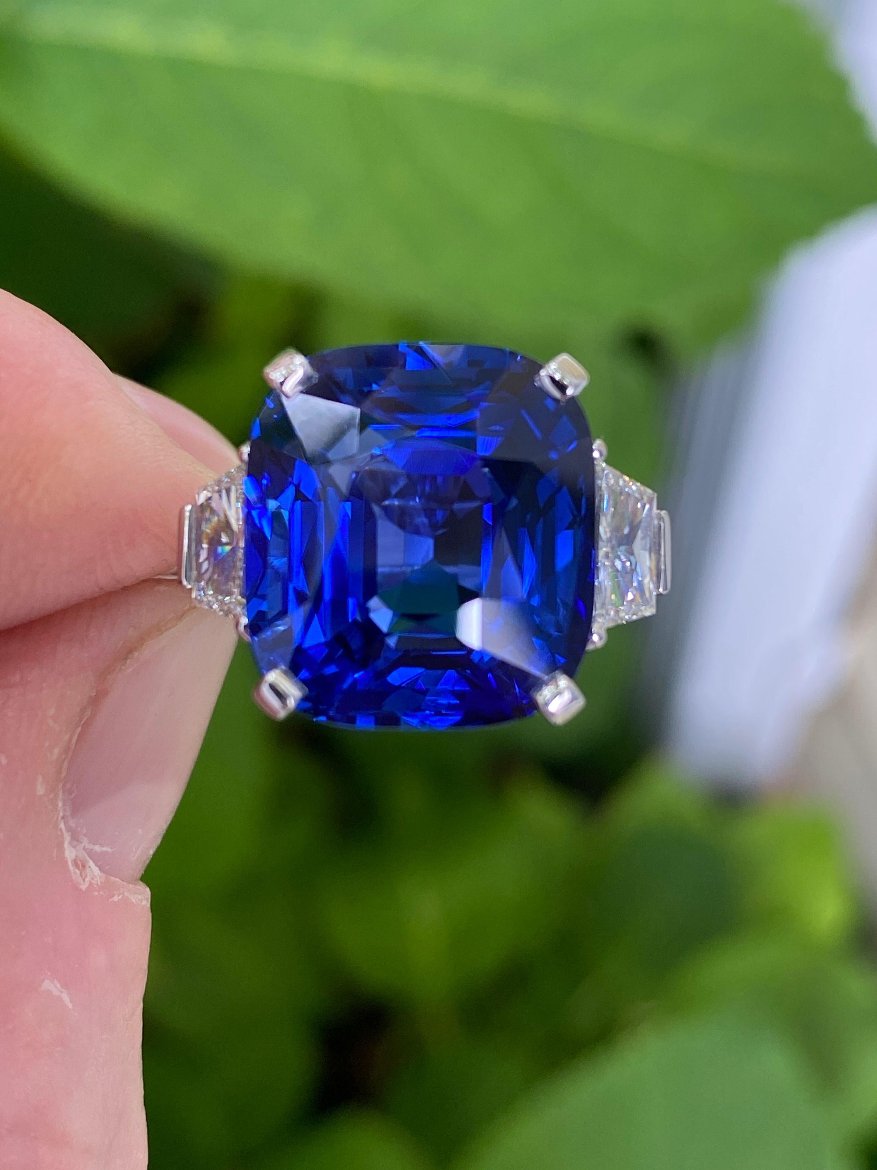 20.26 Carat Cushion Blue Sapphire and Diamond Platinum Ring For Sale 1