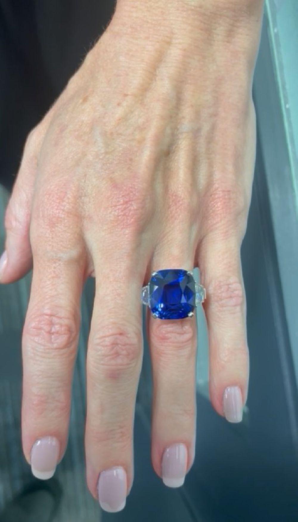 Anello in platino con zaffiro blu a cuscino e diamante da 20,26 carati in vendita 2