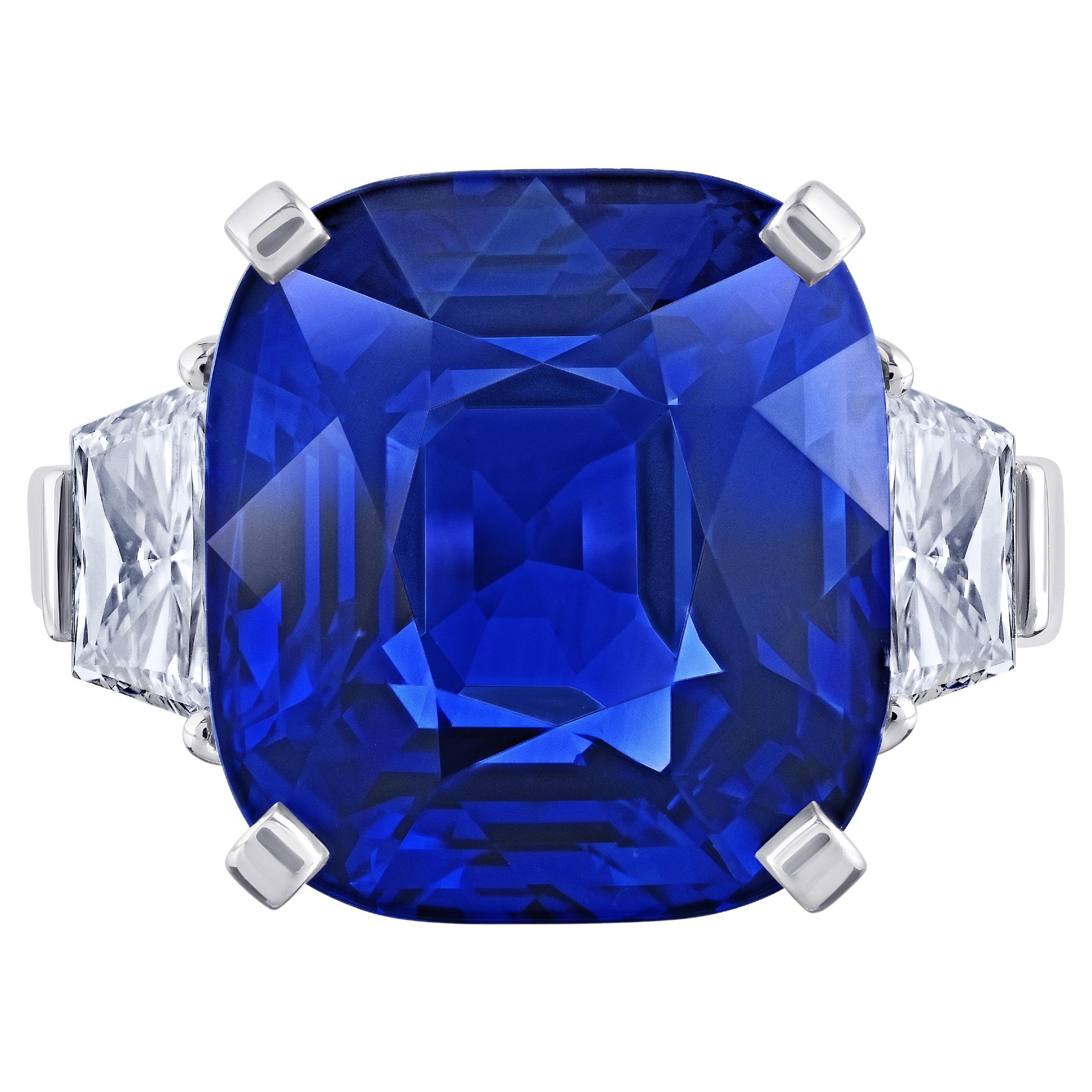 Platinring mit 20,26 Karat blauem Saphir im Kissenschliff und Diamanten